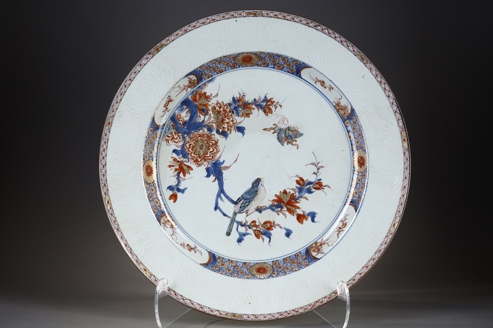 Polychrome : Large porcelain dish enameled in polychrome with flowers and bird. The border with enamels Bianco sopra Bianco. China epoque Yongzheng 1723/1735 Diam 43cm