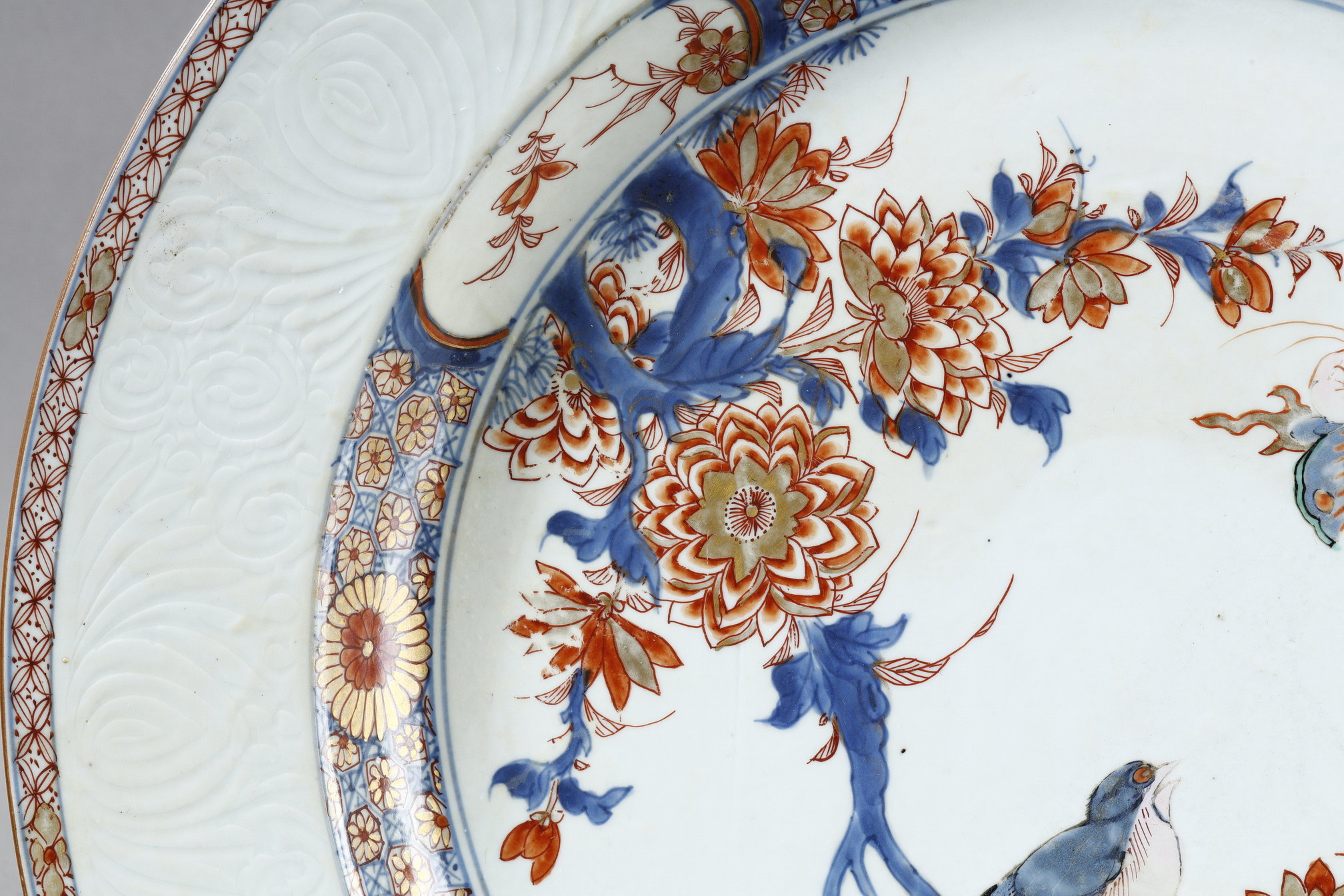 Polychrome : Large porcelain dish enameled in polychrome with flowers and bird. The border with enamels Bianco sopra Bianco. China epoque Yongzheng 1723/1735 Diam 43cm