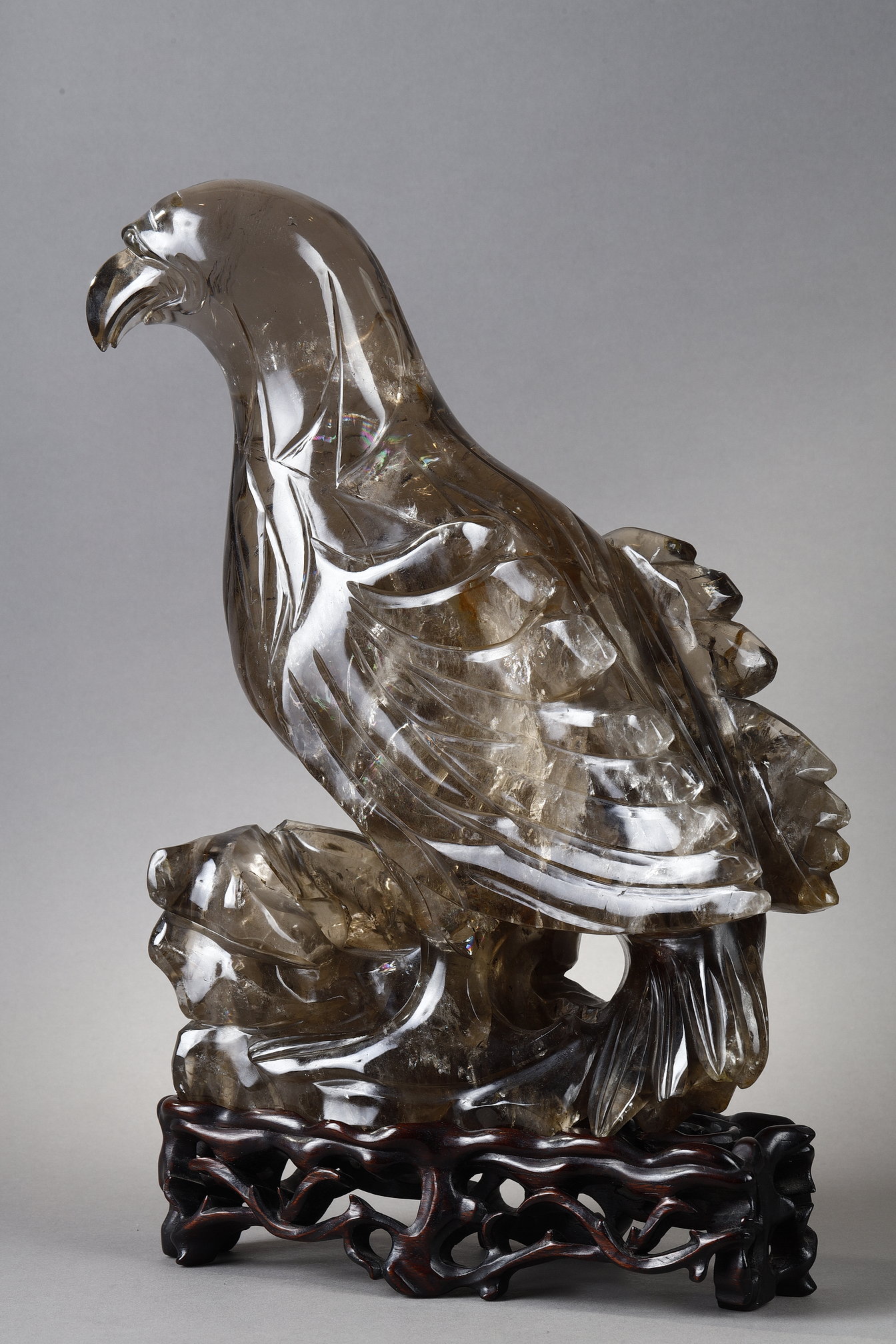 Objets d'art : Grand oiseau (rapace) en cristal de roche fumé et amethyssé  posé sur un rocher 
Chine 19em siècle (socle en bois sculpté)
H avec socle  39cm