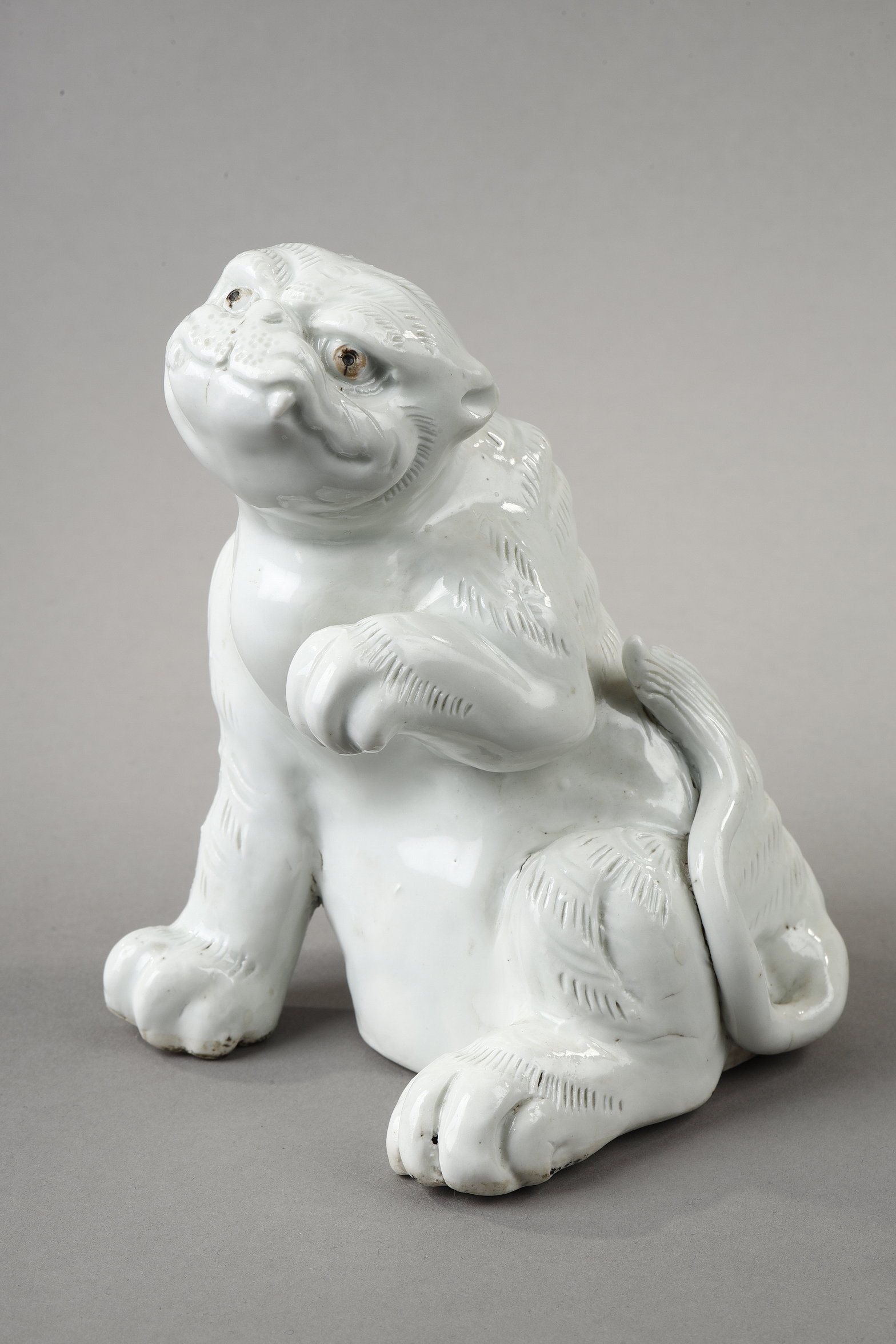 Japanese : two white porcelain figures representing a monkey holding a longevity peach  and a tiger raising its paw - Japan Hirado kilns - 19th century 
H 14,5cm