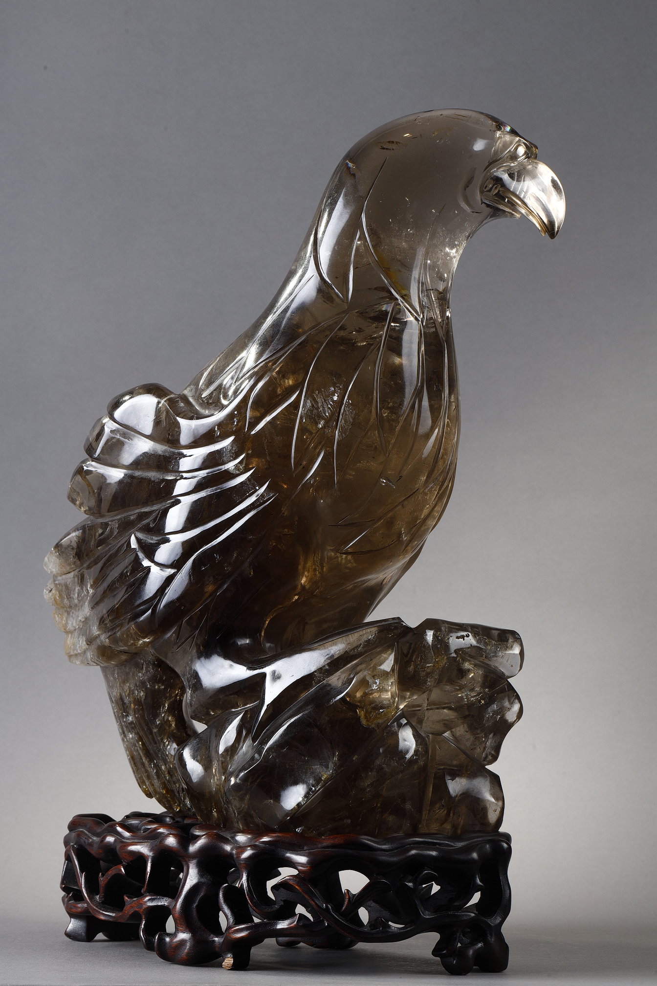 Objets d'art : Grand oiseau (rapace) en cristal de roche fumé et amethyssé  posé sur un rocher 
Chine 19em siècle (socle en bois sculpté)
H avec socle  39cm