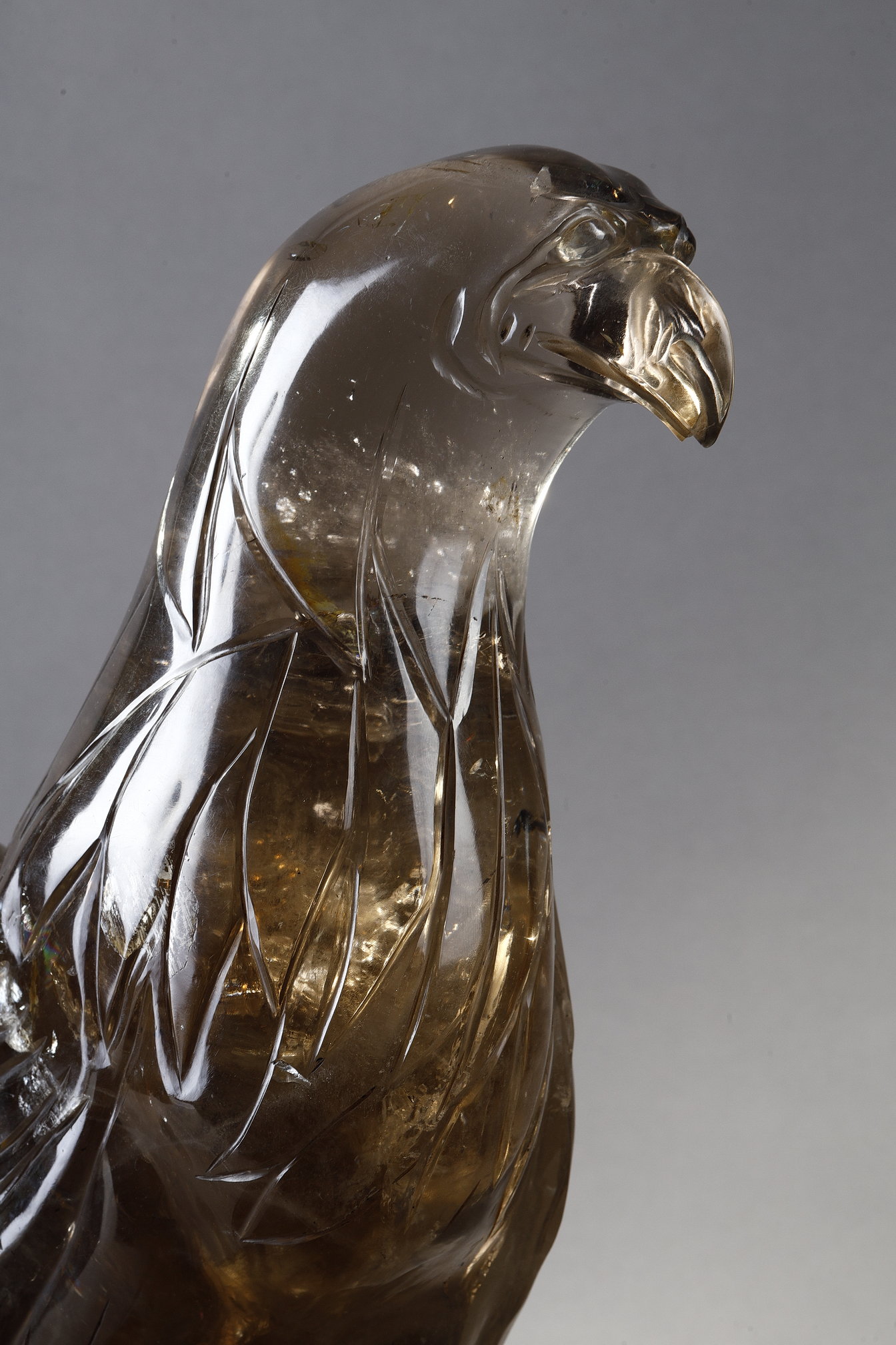 Objets d'art : Grand oiseau (rapace) en cristal de roche fumé et amethyssé  posé sur un rocher 
Chine 19em siècle (socle en bois sculpté)
H avec socle  39cm
