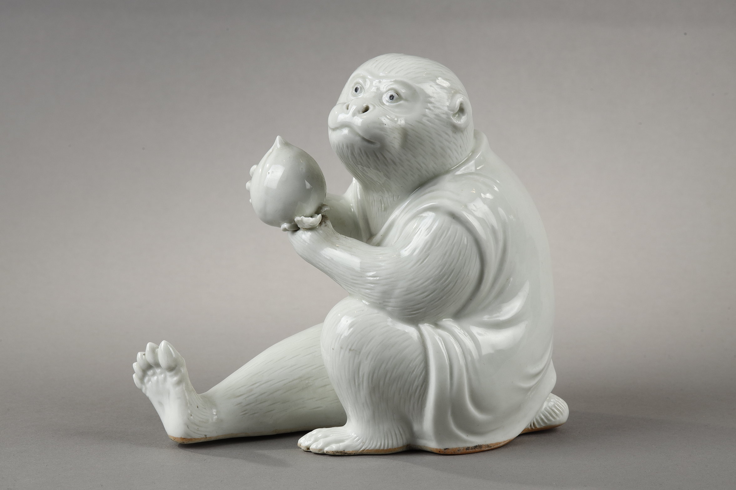 Japanese : two white porcelain figures representing a monkey holding a longevity peach  and a tiger raising its paw - Japan Hirado kilns - 19th century 
H 14,5cm