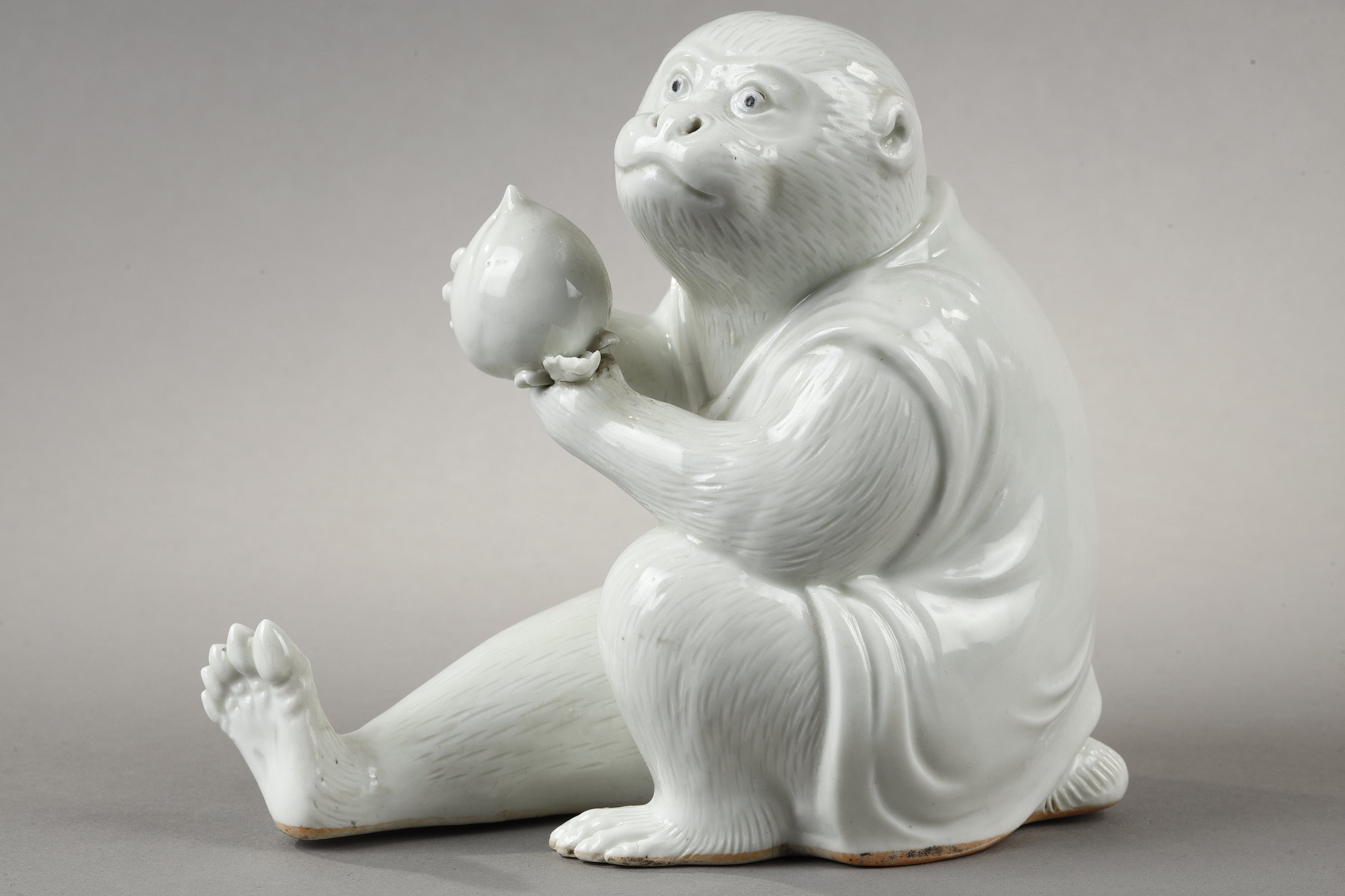 Japanese : two white porcelain figures representing a monkey holding a longevity peach  and a tiger raising its paw - Japan Hirado kilns - 19th century 
H 14,5cm