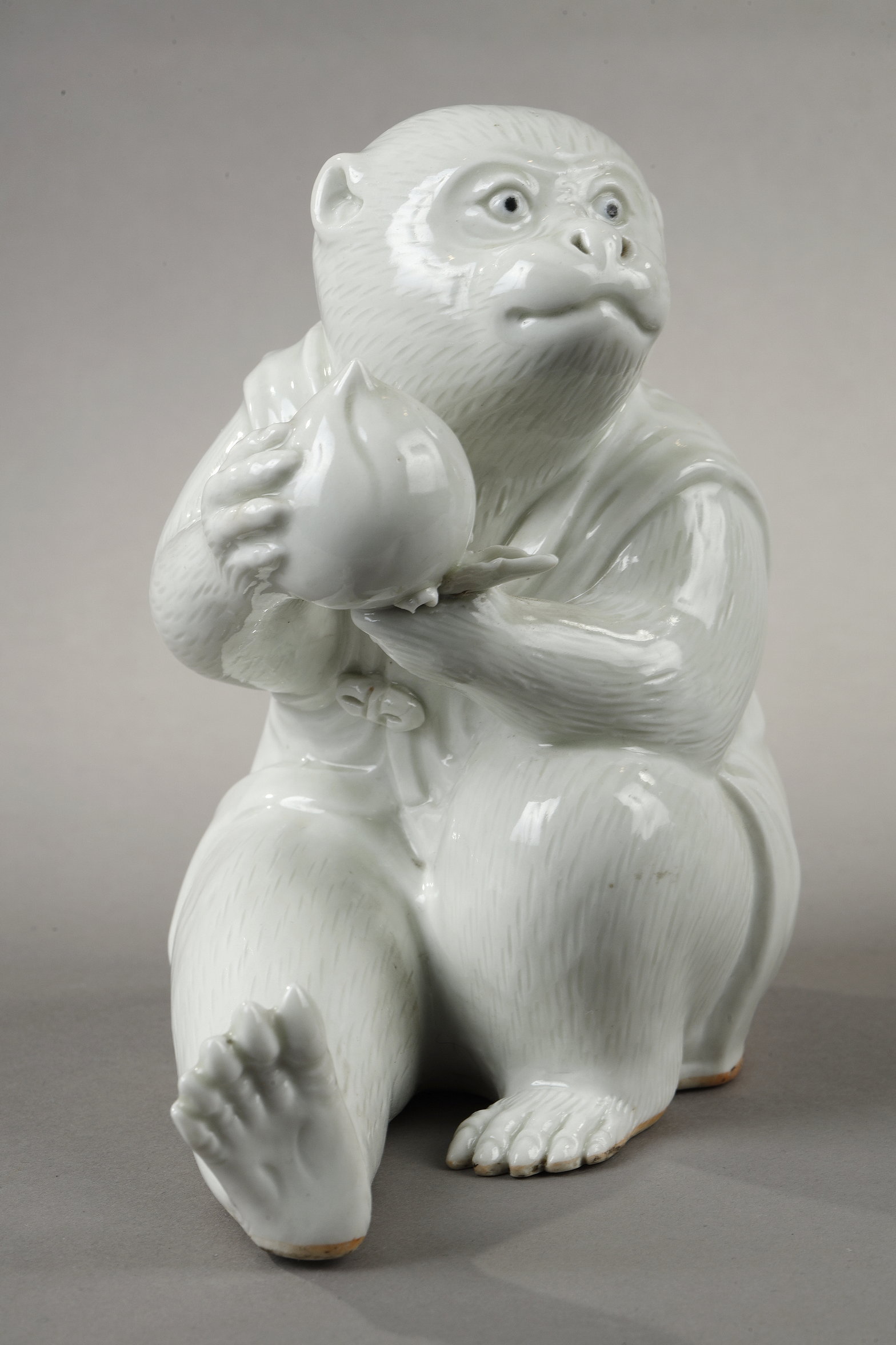 Japanese : two white porcelain figures representing a monkey holding a longevity peach  and a tiger raising its paw - Japan Hirado kilns - 19th century 
H 14,5cm