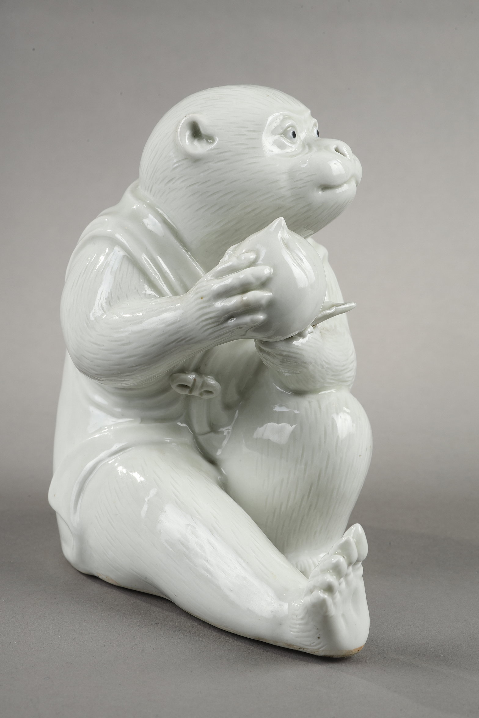 Japanese : two white porcelain figures representing a monkey holding a longevity peach  and a tiger raising its paw - Japan Hirado kilns - 19th century 
H 14,5cm