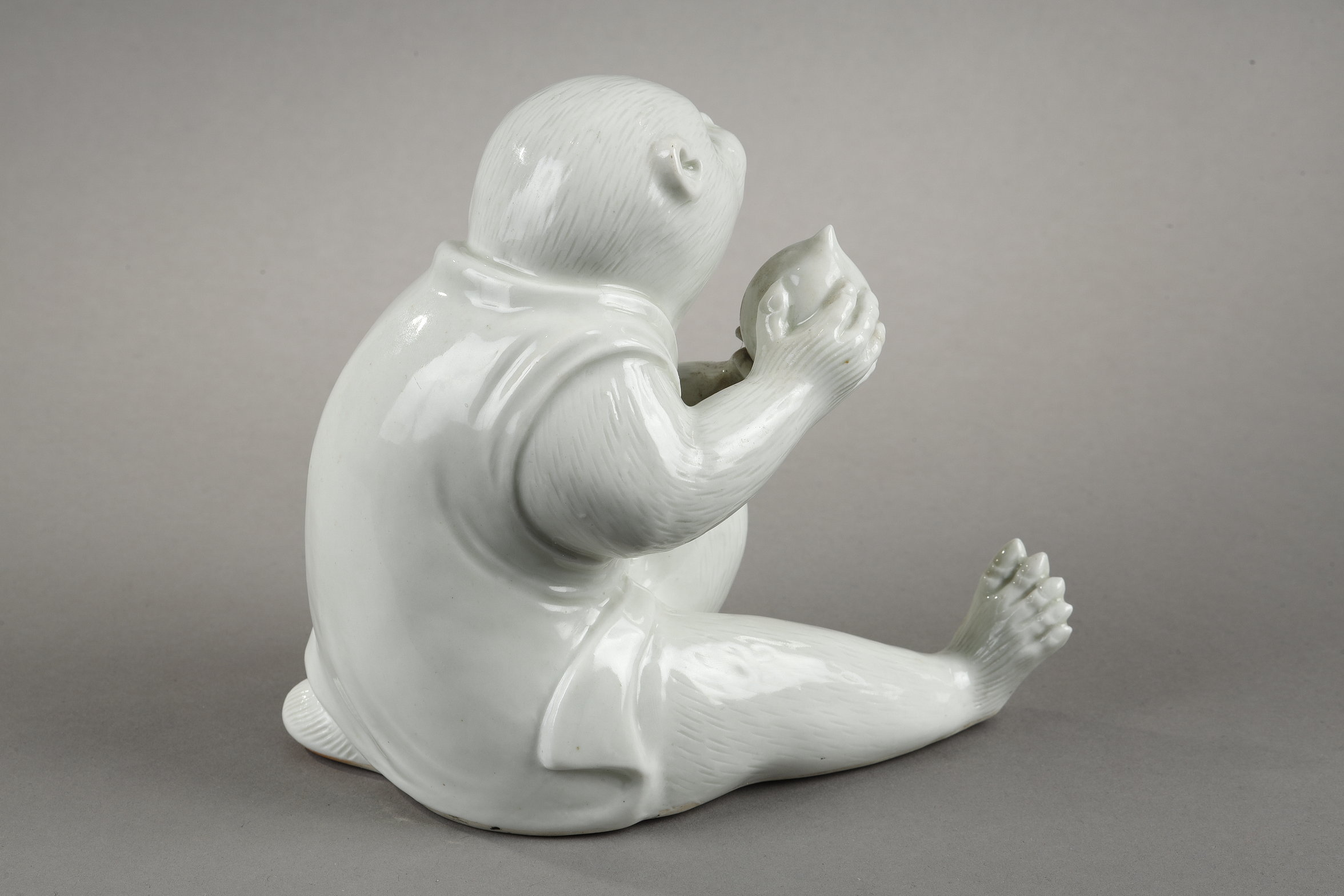 Japanese : two white porcelain figures representing a monkey holding a longevity peach  and a tiger raising its paw - Japan Hirado kilns - 19th century 
H 14,5cm