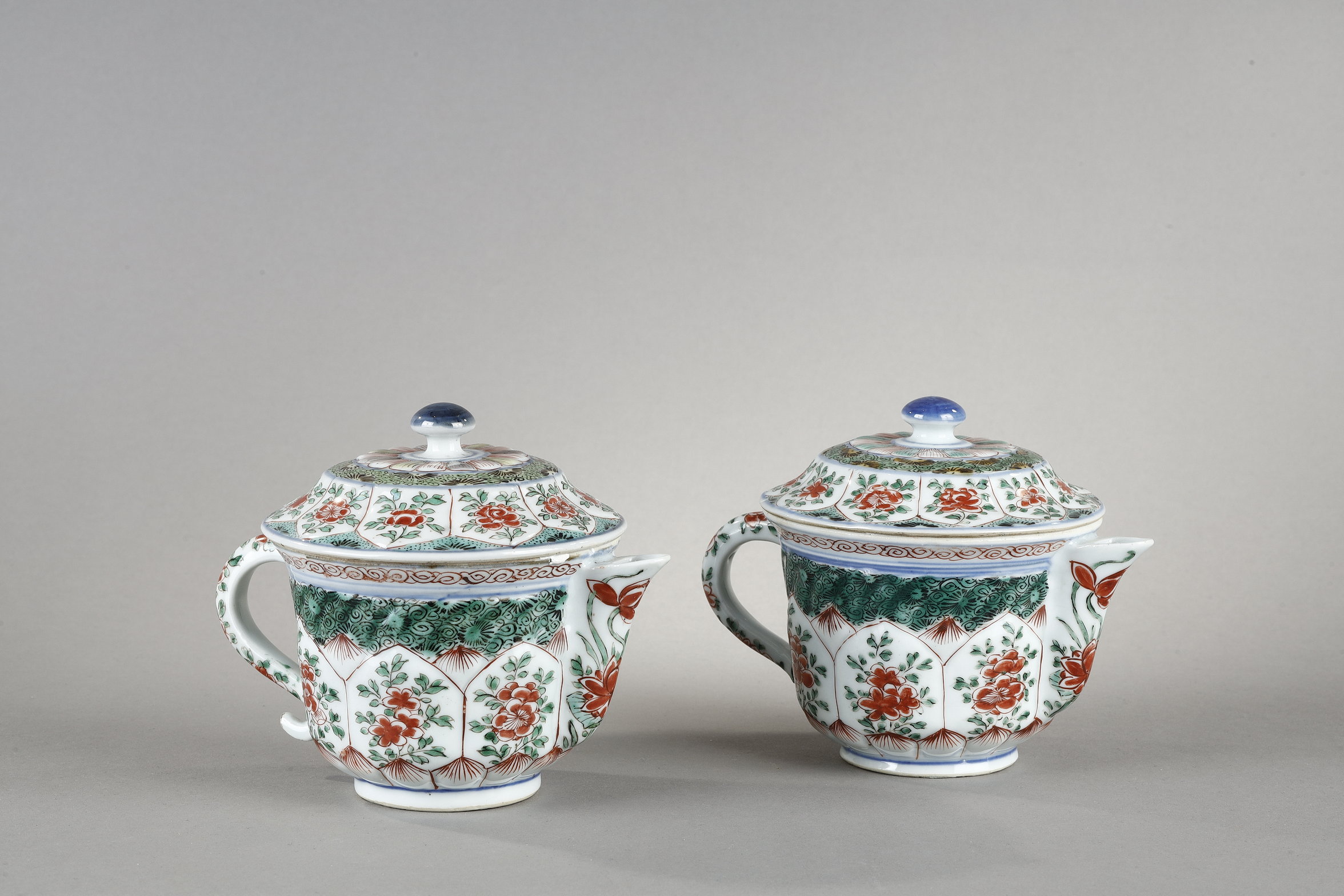 Polychrome :  Pair porcelain ewers Famille Verte -Kangxi period 1662/1722