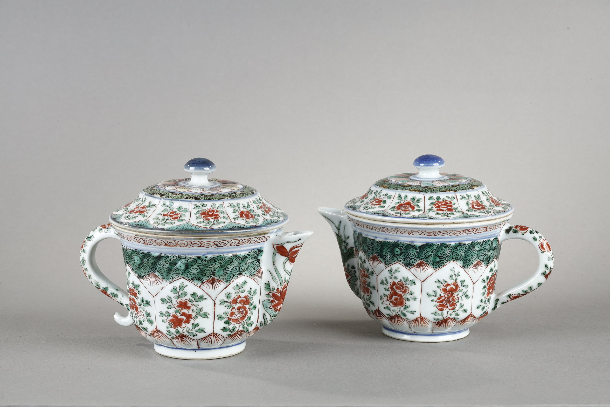Polychrome :  Pair porcelain ewers Famille Verte -Kangxi period 1662/1722
