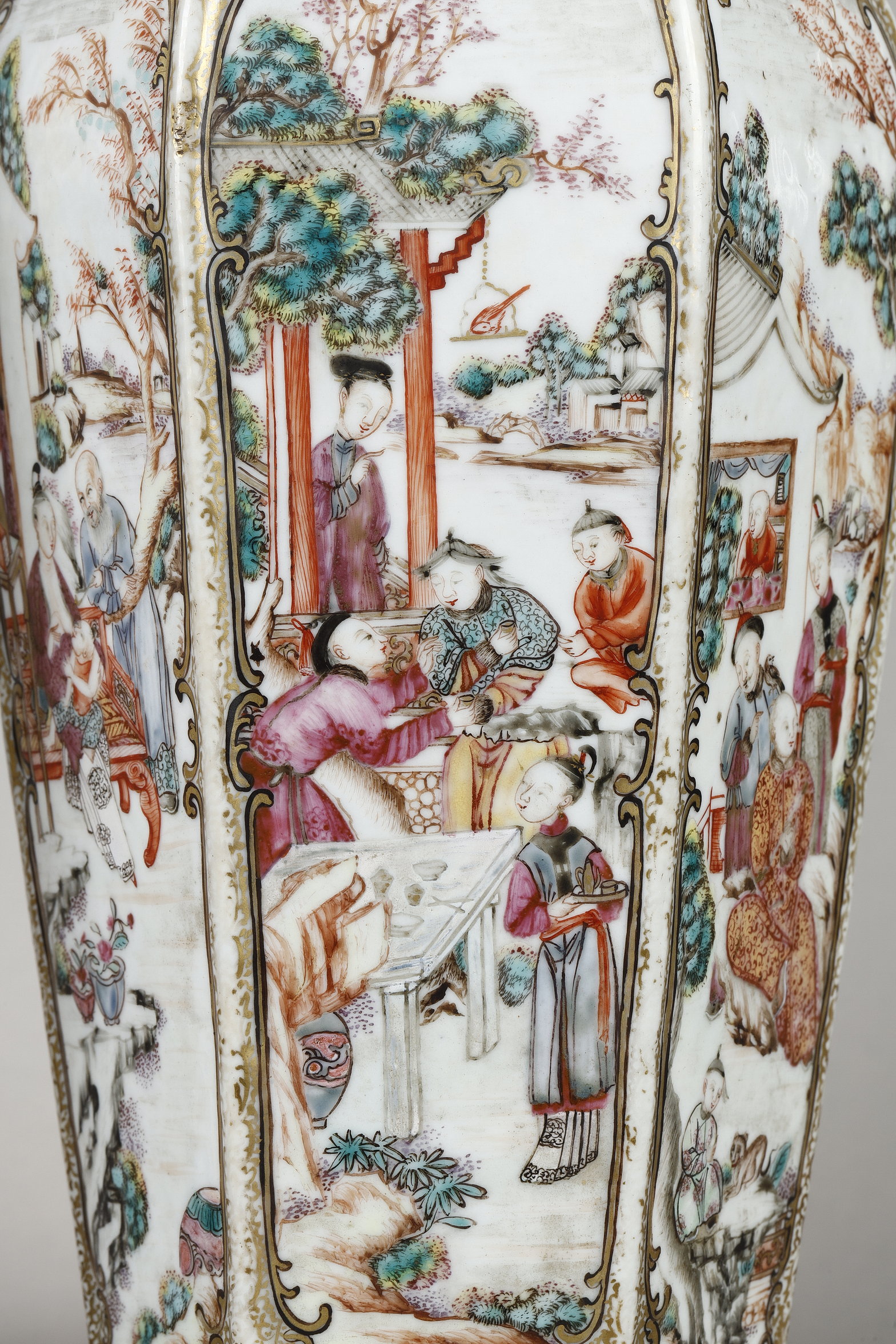 Polychrome : pair of polychrome vases of the Mandarin type 
 adorned with many scenes 
China epoque Qianlong 1736/1795   H 29cm