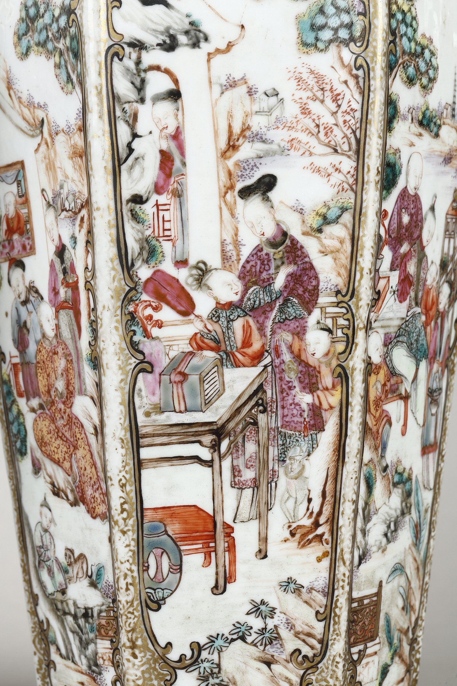 Polychrome : pair of polychrome vases of the Mandarin type 
 adorned with many scenes 
China epoque Qianlong 1736/1795   H 29cm
