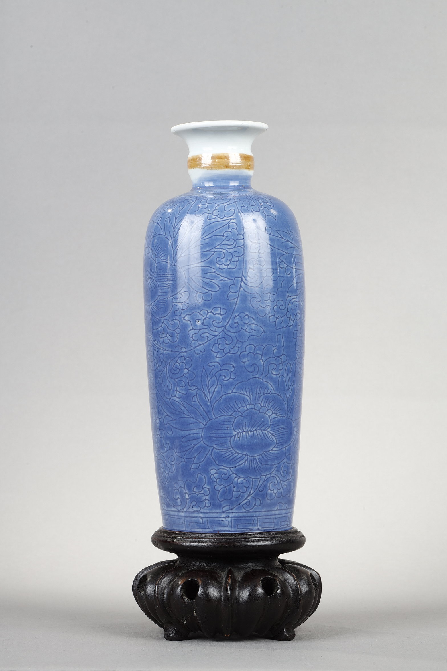 Blue White : Porcelain  vase  underglaze blue  incised under the cover of flowers (peonies) the light brown and white collar - China period Kangxi 1662/1722