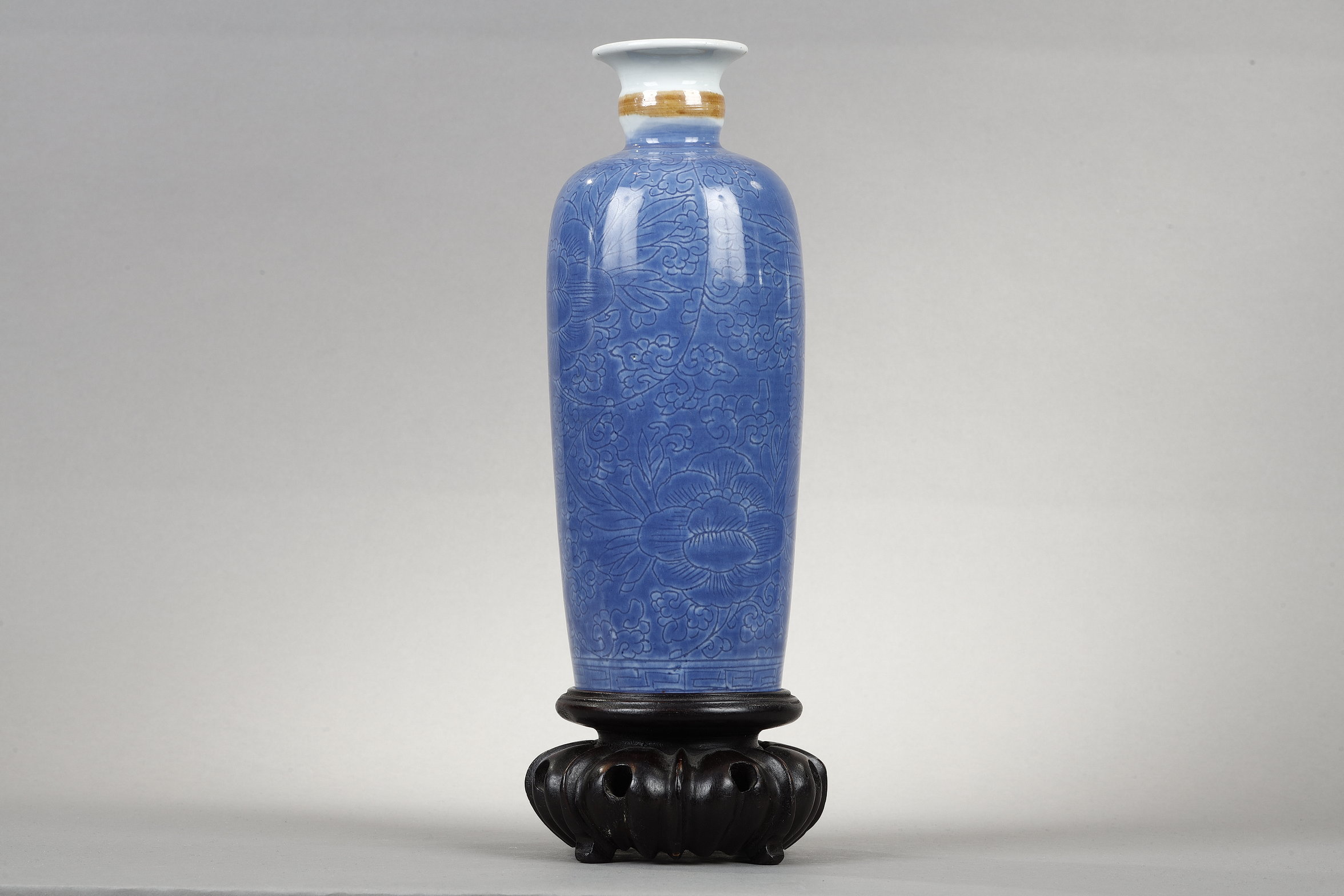 Blue White : Porcelain  vase  underglaze blue  incised under the cover of flowers (peonies) the light brown and white collar - China period Kangxi 1662/1722
