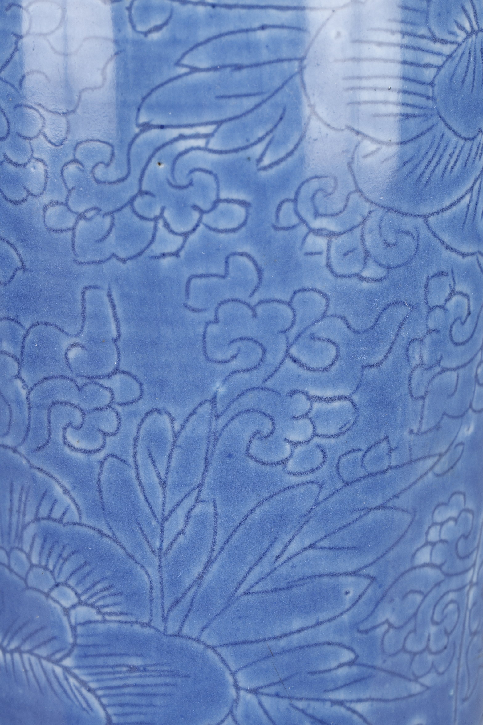 Blue White : Porcelain  vase  underglaze blue  incised under the cover of flowers (peonies) the light brown and white collar - China period Kangxi 1662/1722