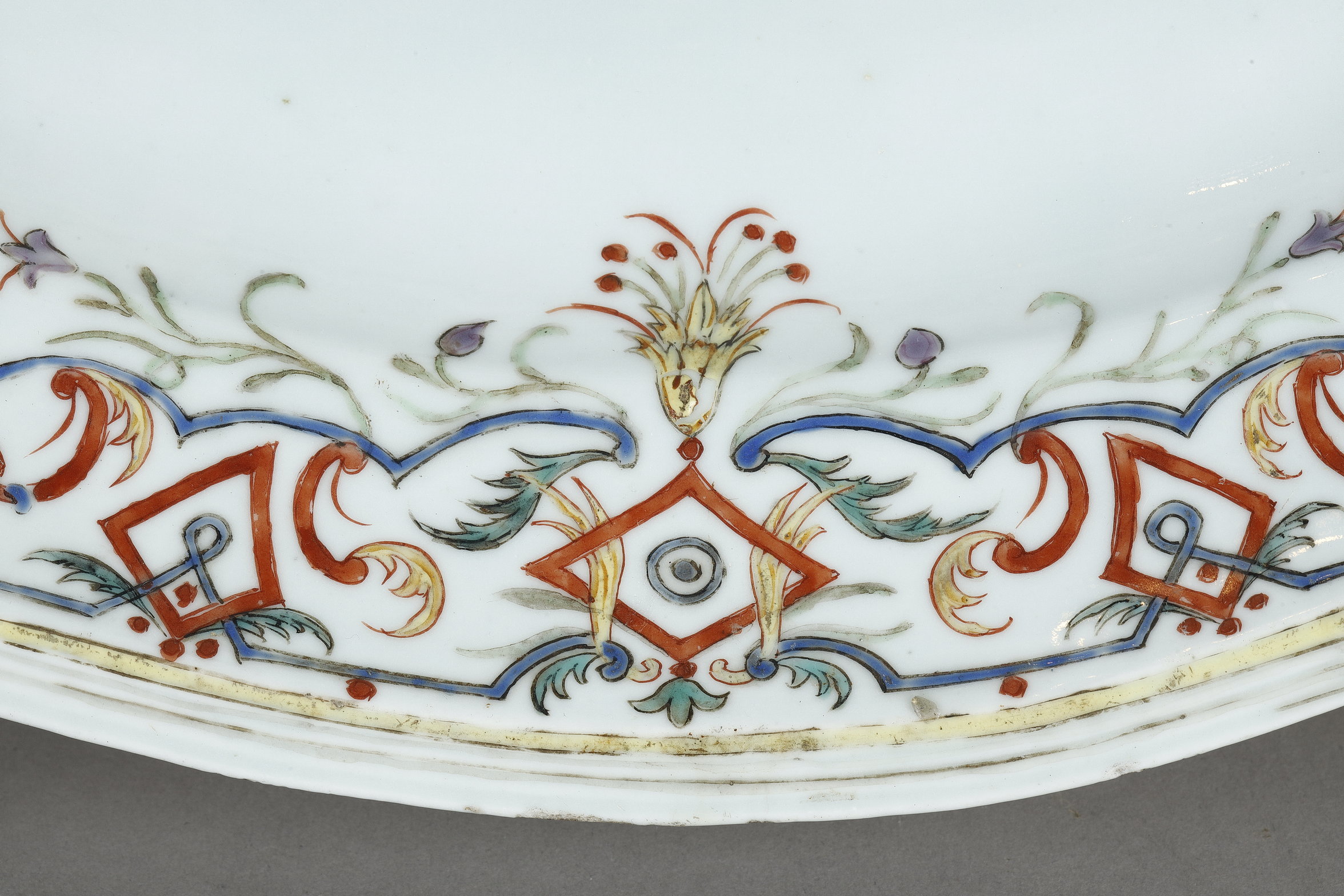 Polychrome : Rare dish inspired by the Italian factory of Vezzi. A probably Portuguese order.
China circa 1740
Long 40cm