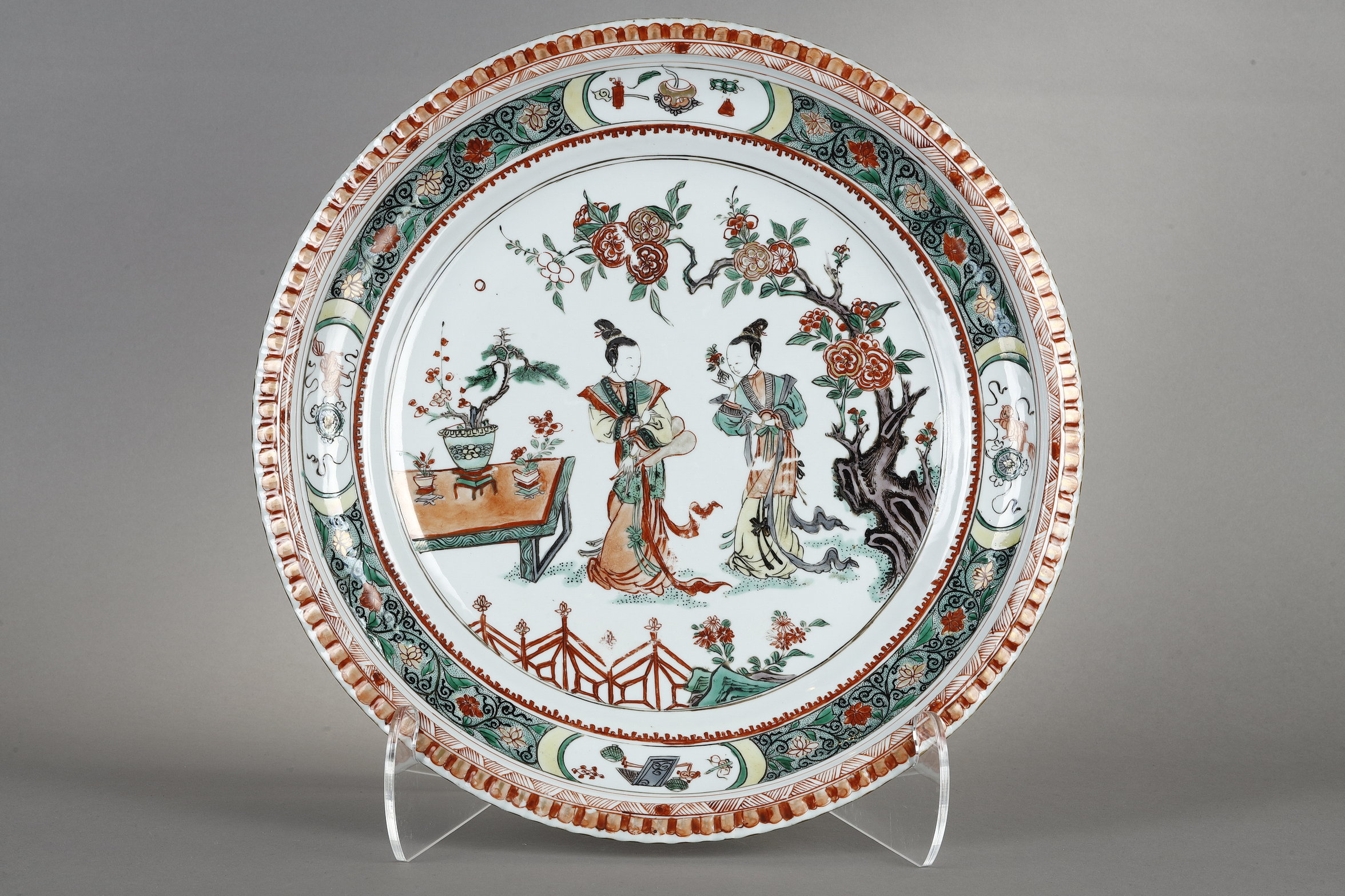 Polychrome :  Large porcelain dish from the Famille Verte decorated with long ladys in a garden. China period Kangxi 1662/1722
diam 37cm
