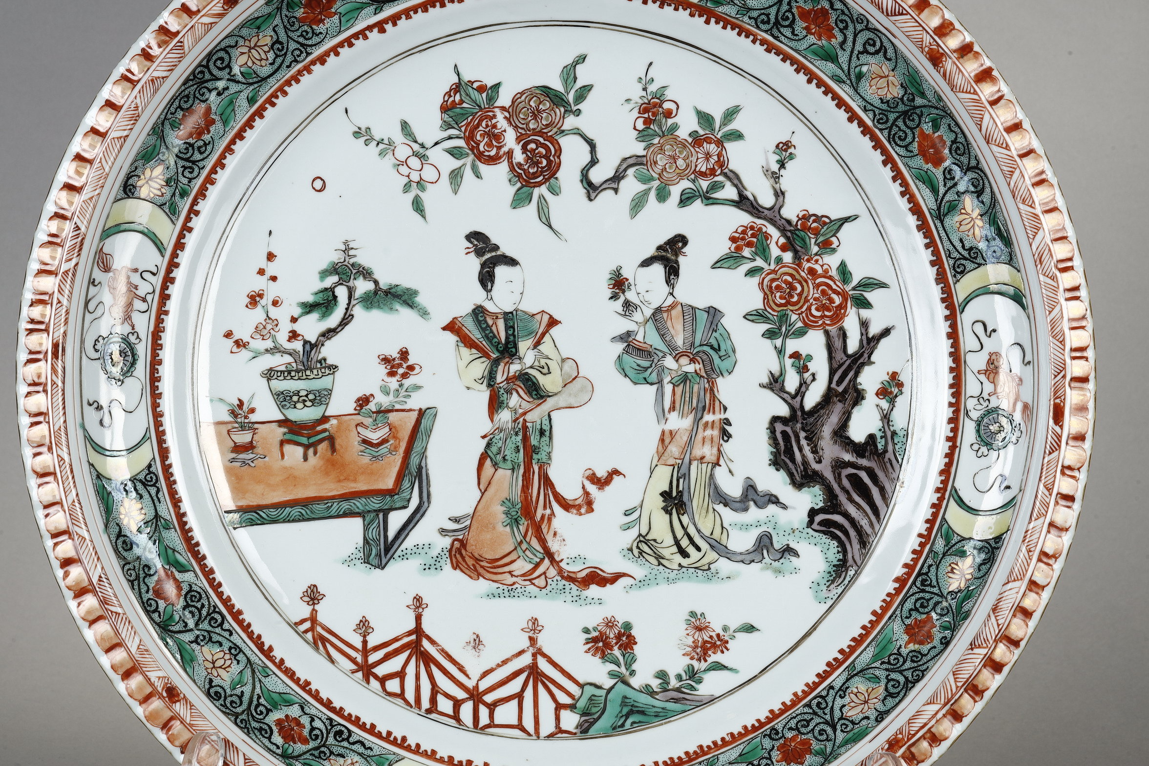 Polychrome :  Large porcelain dish from the Famille Verte decorated with long ladys in a garden. China period Kangxi 1662/1722
diam 37cm