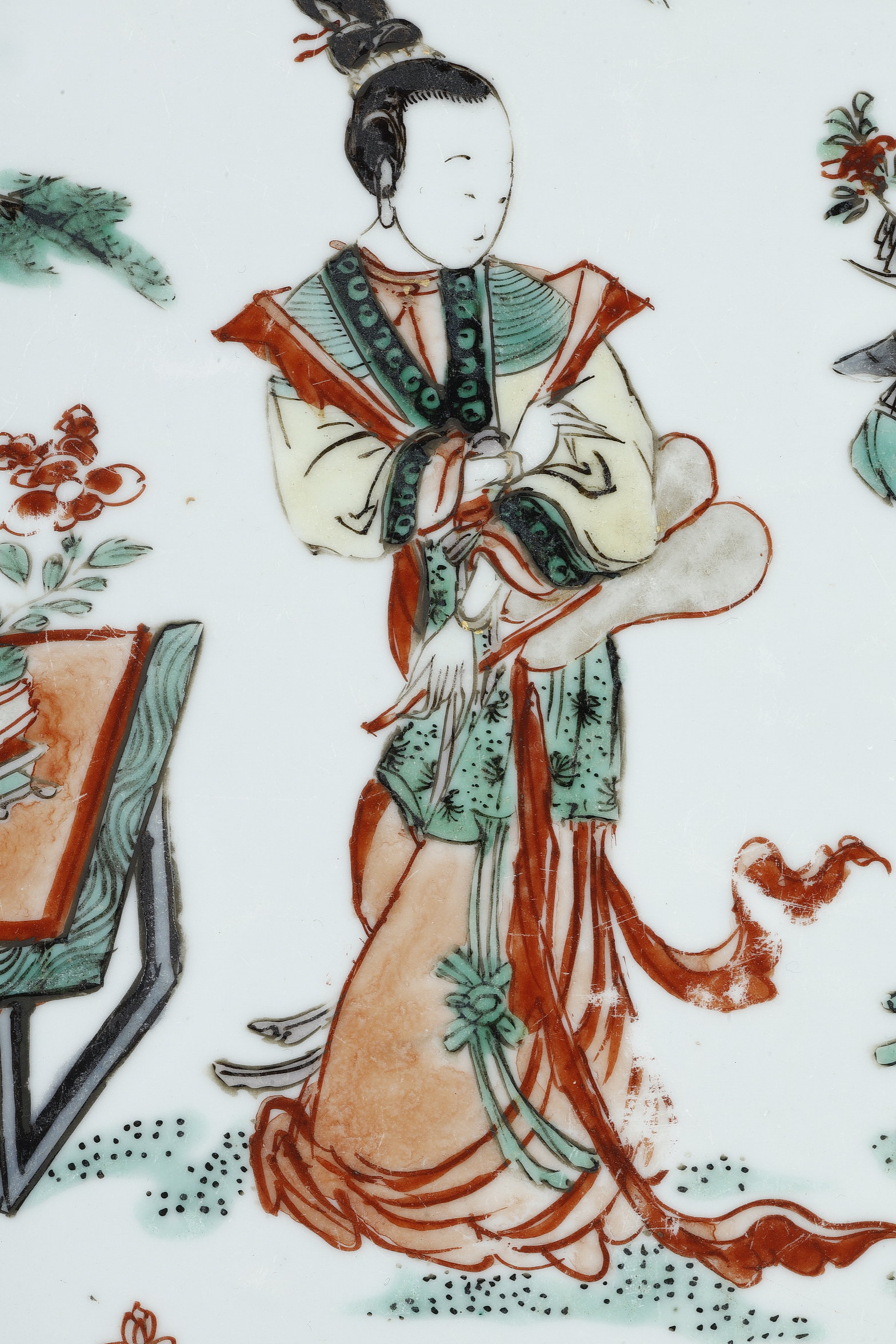 Polychrome :  Large porcelain dish from the Famille Verte decorated with long ladys in a garden. China period Kangxi 1662/1722
diam 37cm