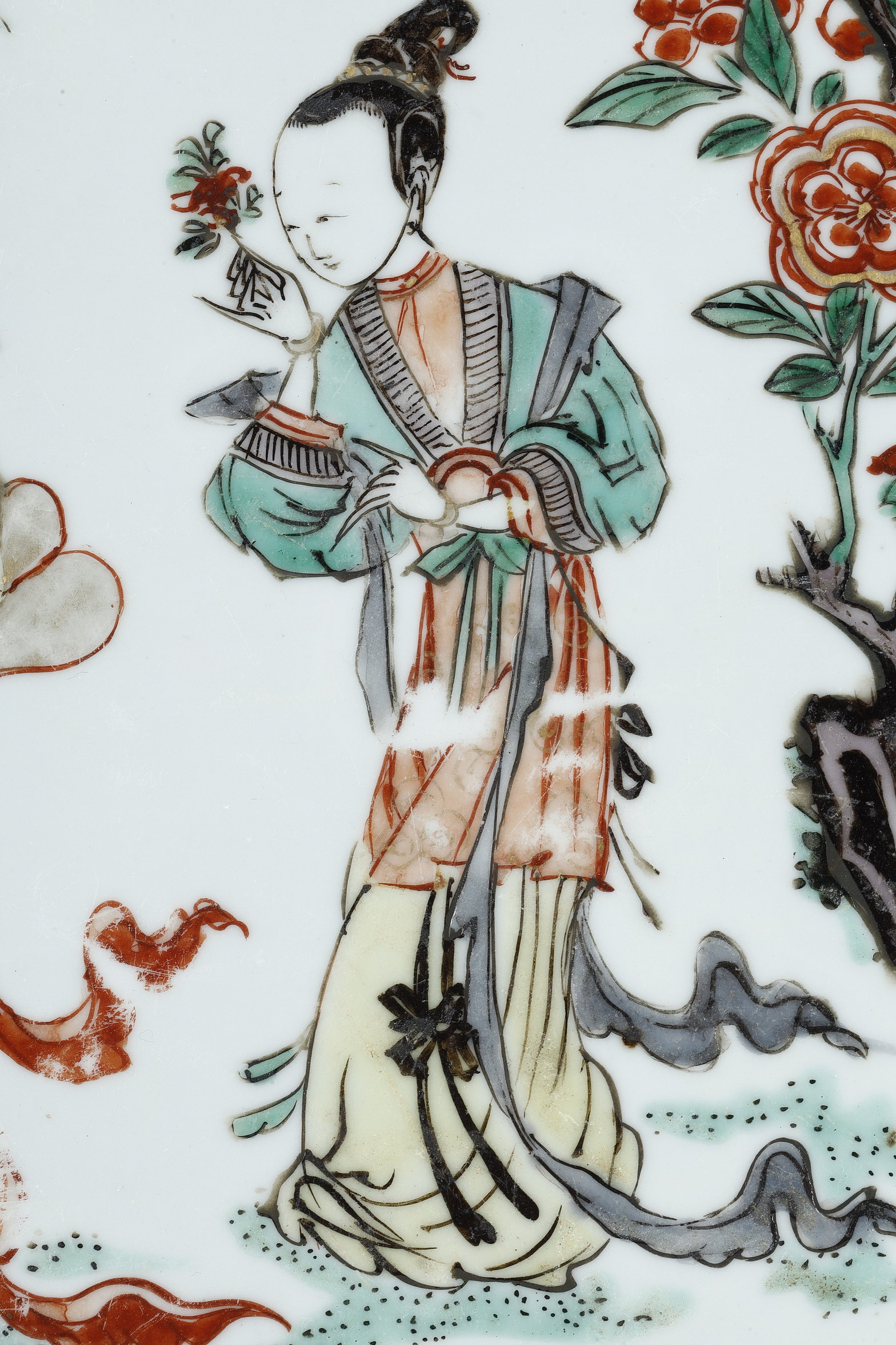 Polychrome :  Large porcelain dish from the Famille Verte decorated with long ladys in a garden. China period Kangxi 1662/1722
diam 37cm