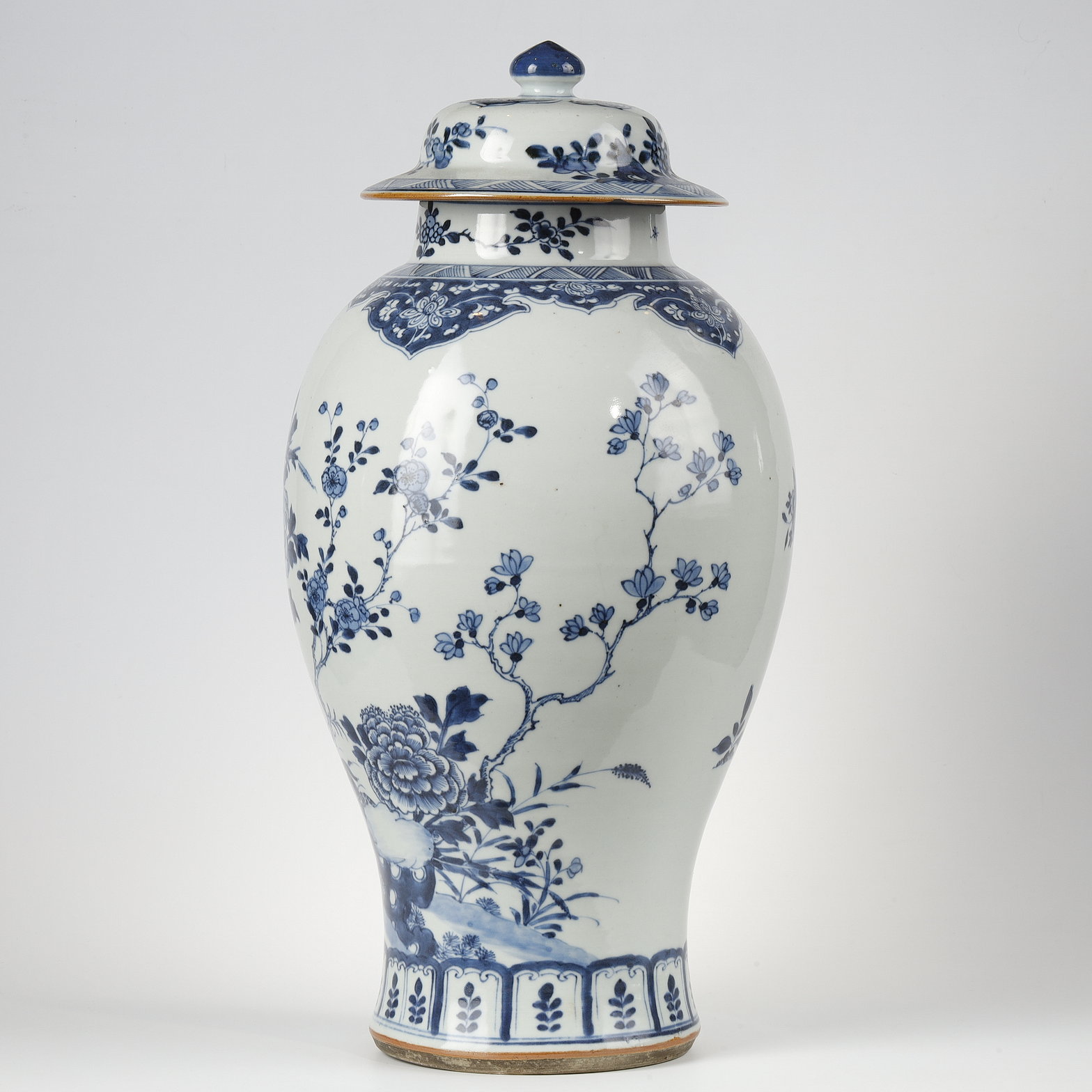 Blue White : large vase and cover in porcelain blue white has decor of flowers foliages butterflys and bird China 1720/1730   H 45cm