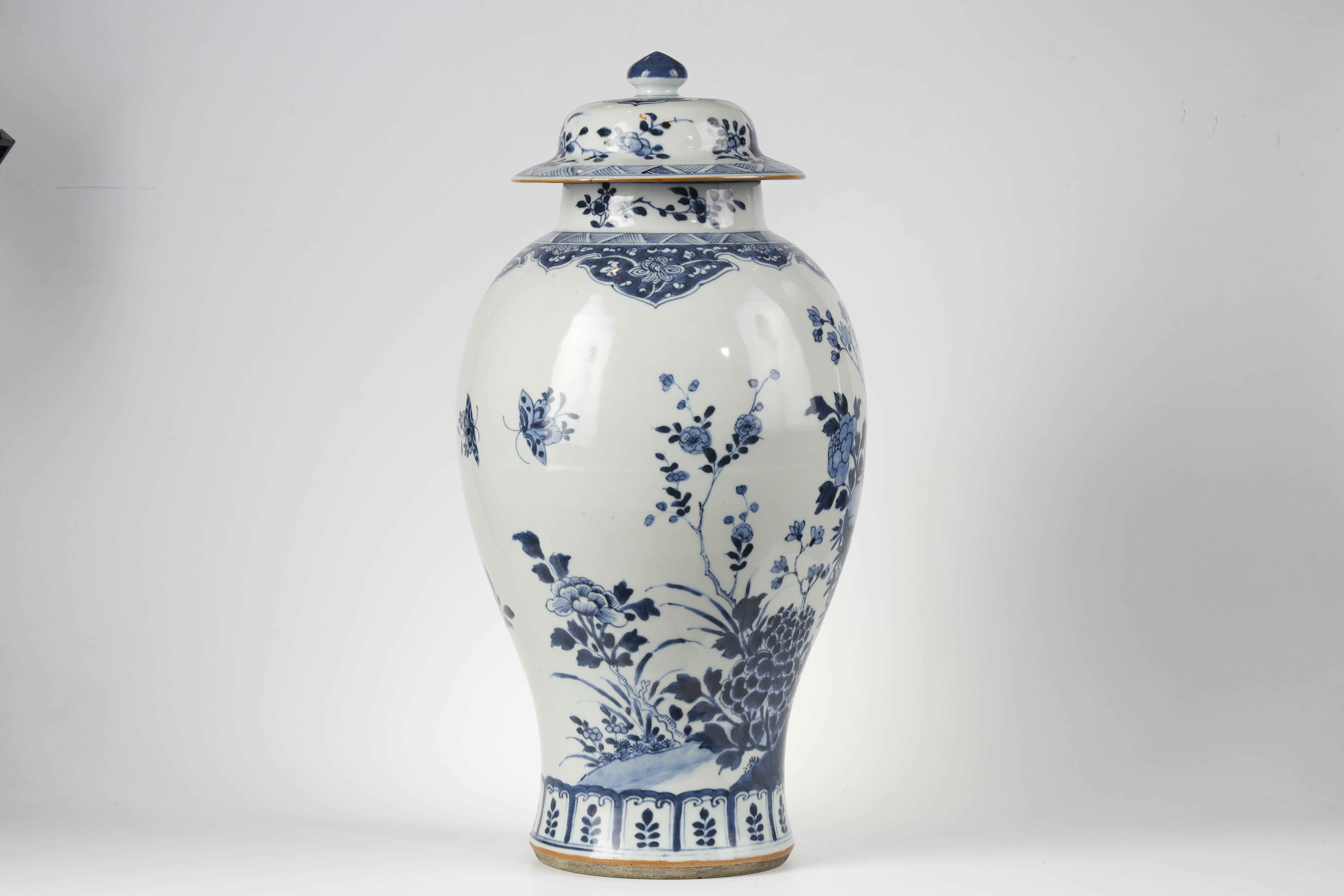 Blue White : large vase and cover in porcelain blue white has decor of flowers foliages butterflys and bird China 1720/1730   H 45cm