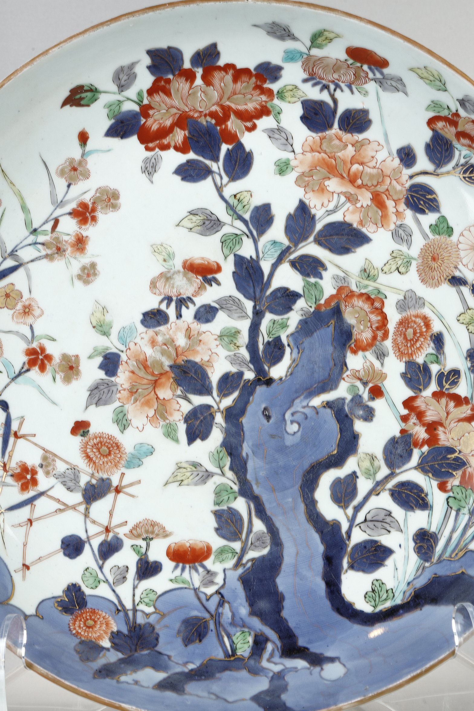 Japanese : Large dish in porcelain polychrom with rock and numerous flowers  
Arita kilns Japan about 1700 
Diam 47cm