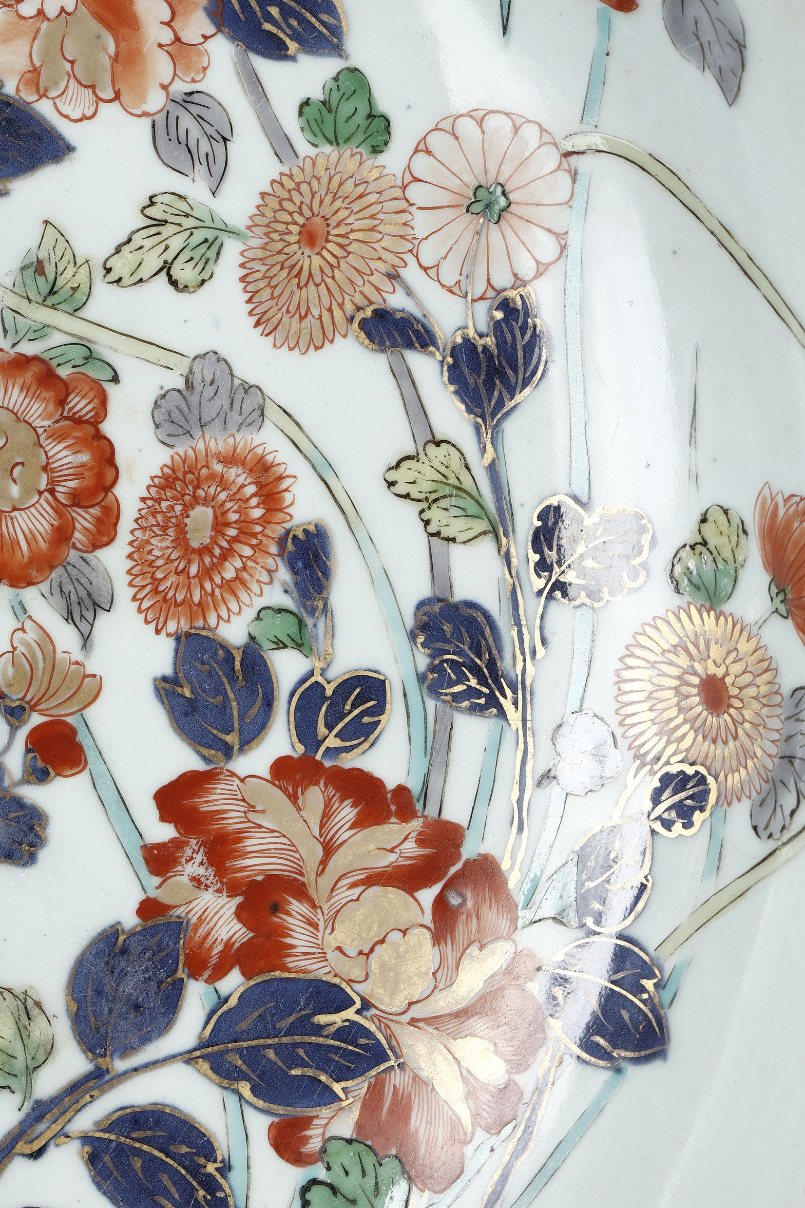 Japanese : Large dish in porcelain polychrom with rock and numerous flowers  
Arita kilns Japan about 1700 
Diam 47cm