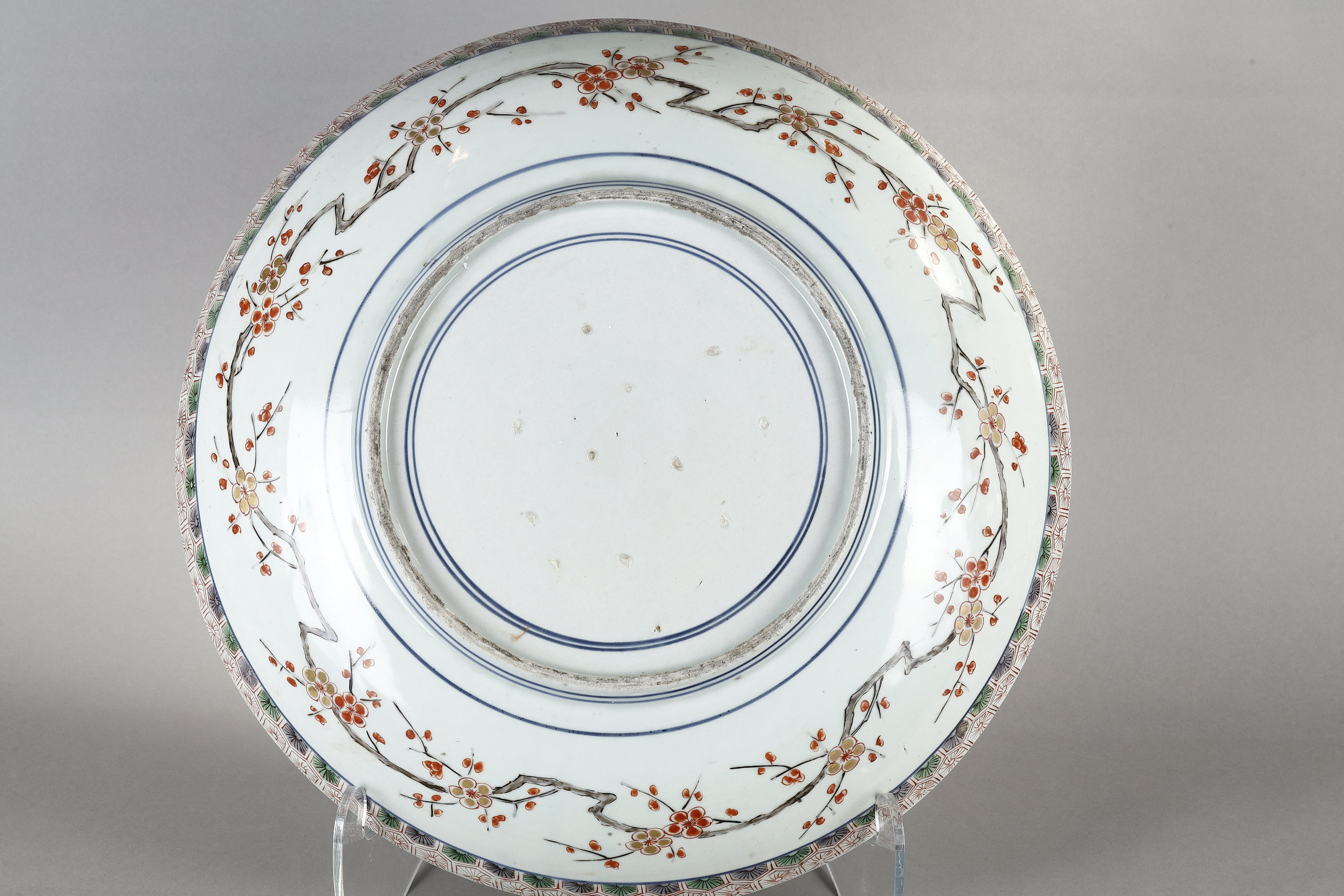 Japanese : Large dish in porcelain polychrom with rock and numerous flowers  
Arita kilns Japan about 1700 
Diam 47cm