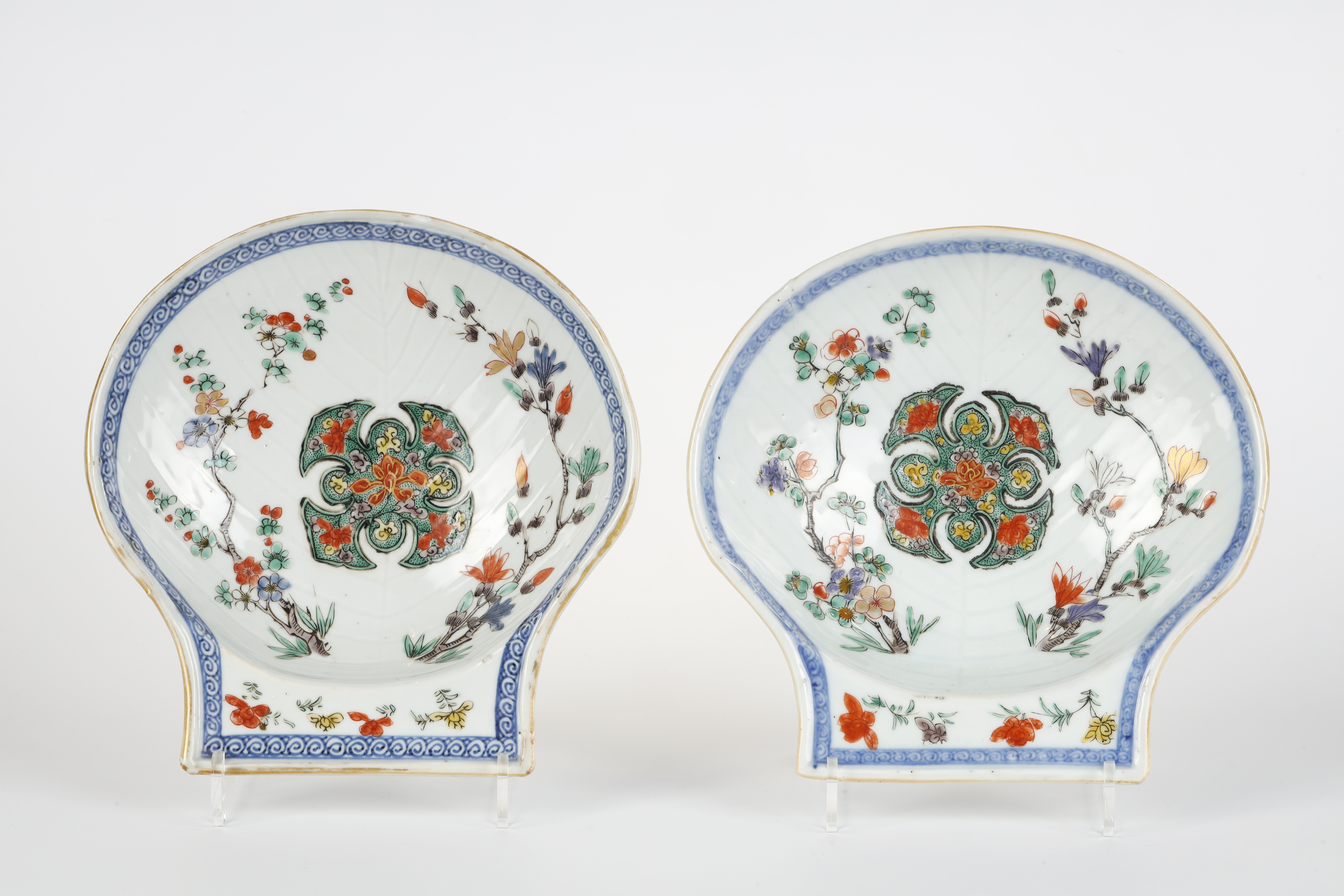 Polychrome : Pair of porcelain cups shaped shells from the famille verte - China  Kangxi period 1662/1722