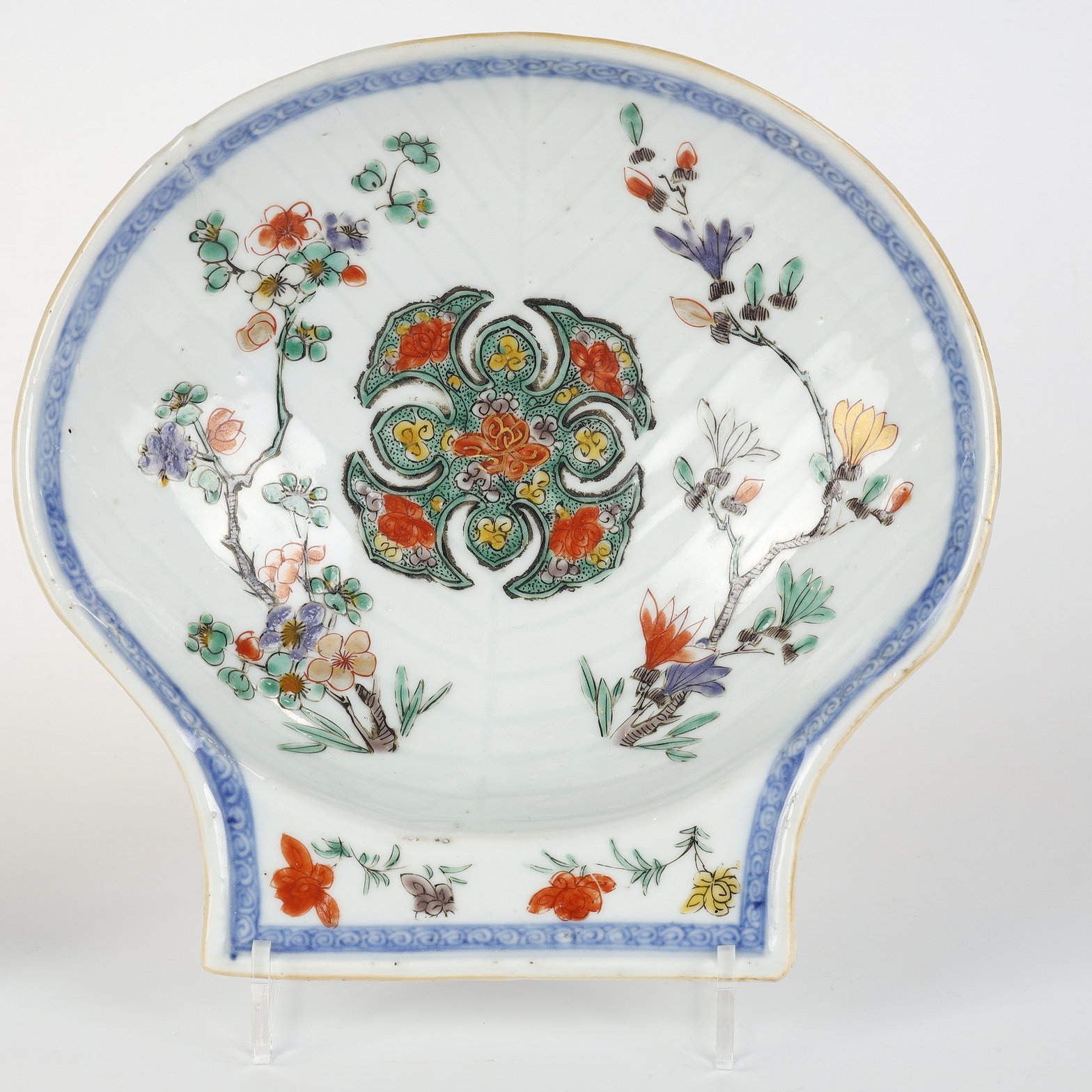 Polychrome : Pair of porcelain cups shaped shells from the famille verte - China  Kangxi period 1662/1722