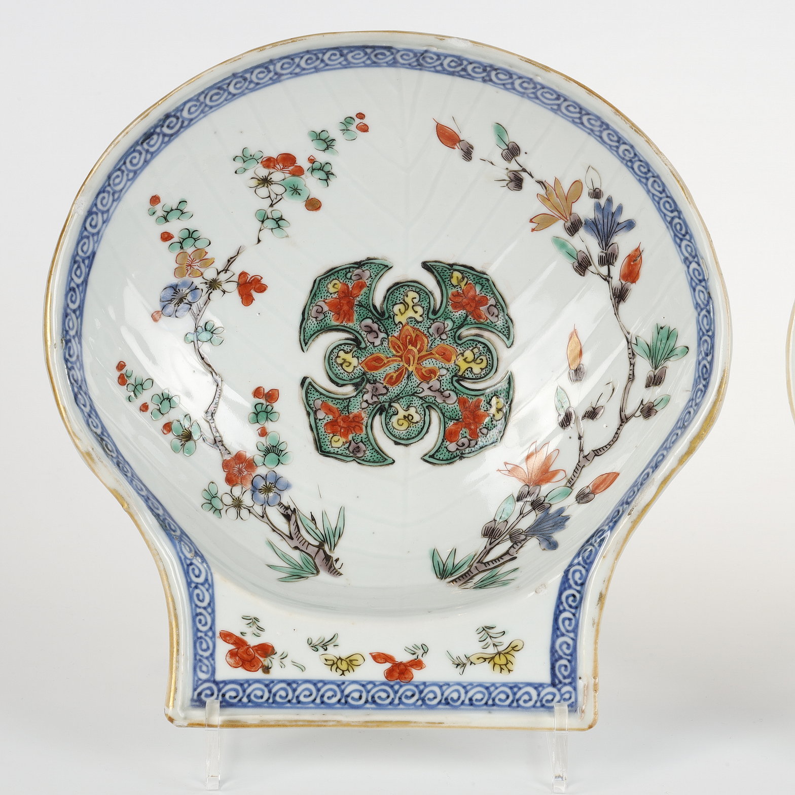 Polychrome : Pair of porcelain cups shaped shells from the famille verte - China  Kangxi period 1662/1722