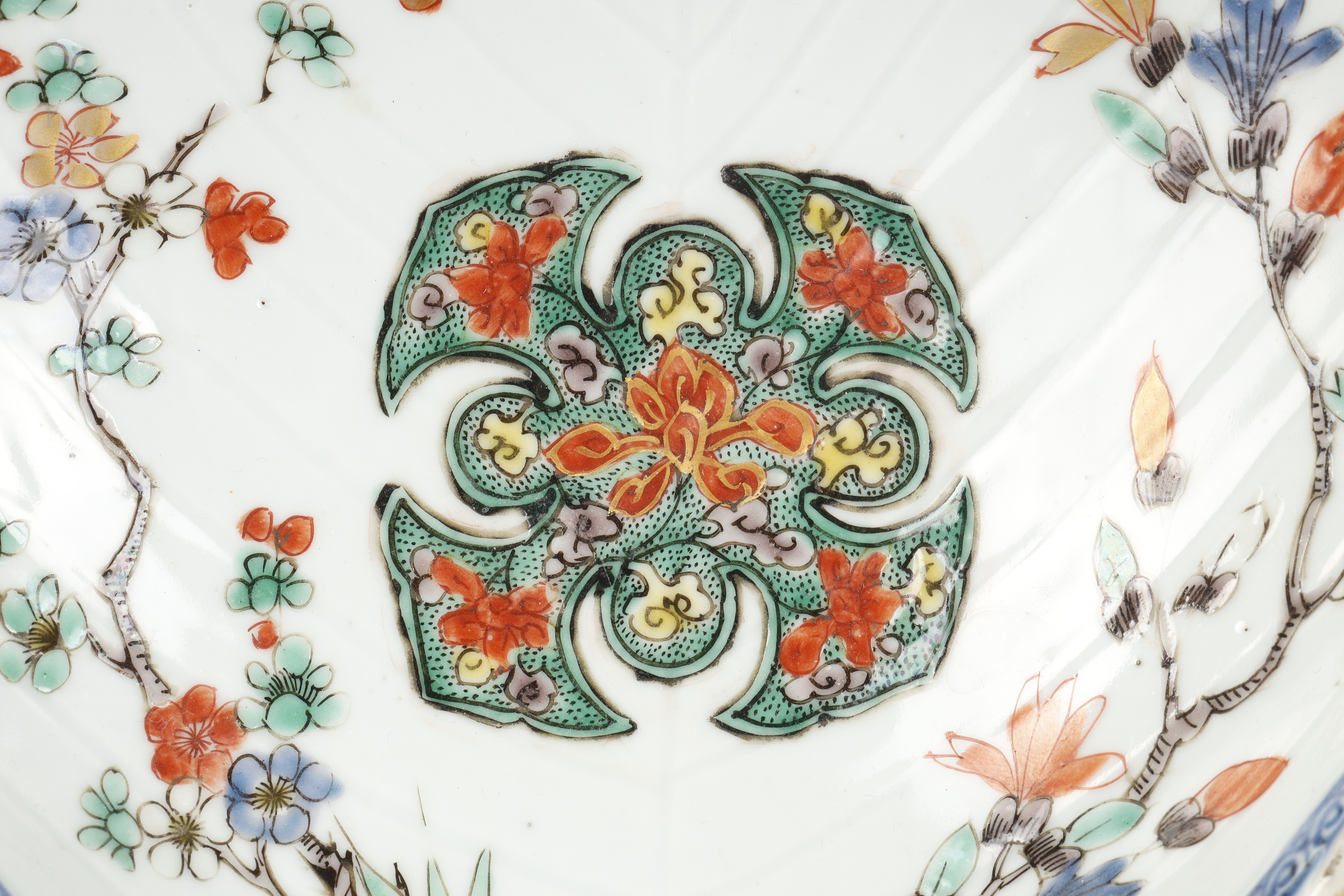 Polychrome : Pair of porcelain cups shaped shells from the famille verte - China  Kangxi period 1662/1722