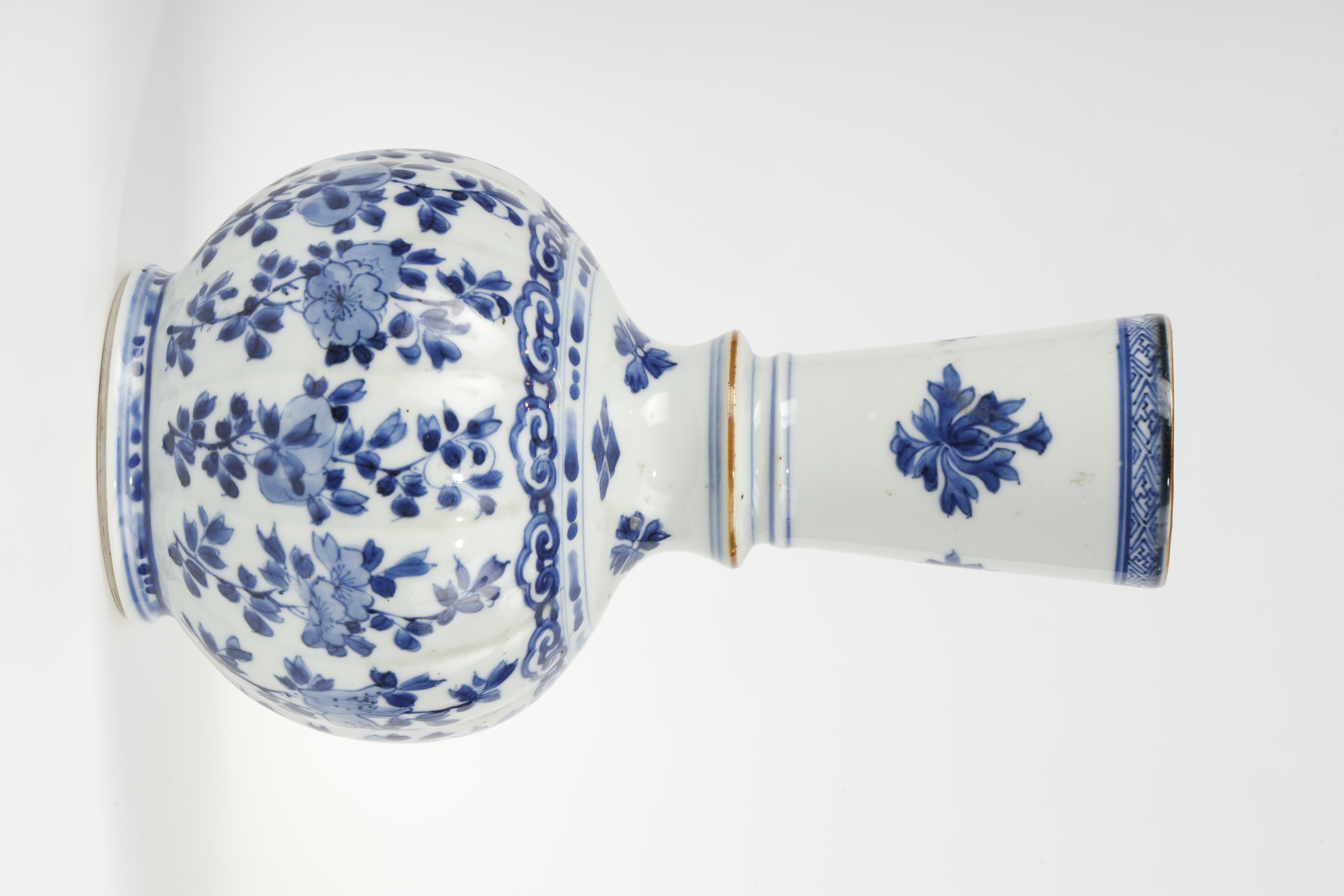 Blue White : Rare vase blue white porcelain HUQQA' VASE FOR THE ISLAMIC MARKET flowers decoration .
Kangxi period 1662/1722