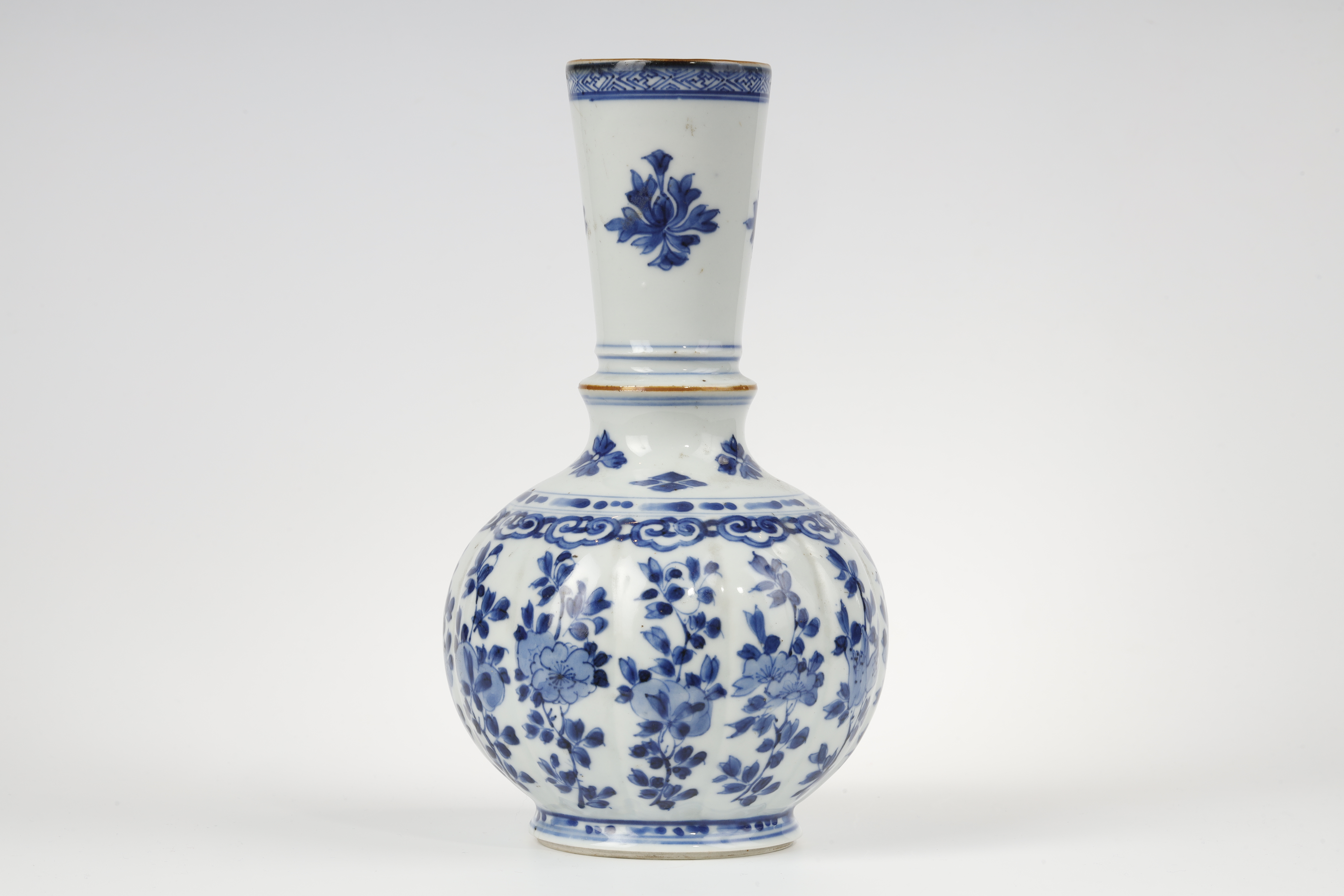 Blue White : Rare vase blue white porcelain HUQQA' VASE FOR THE ISLAMIC MARKET flowers decoration .
Kangxi period 1662/1722