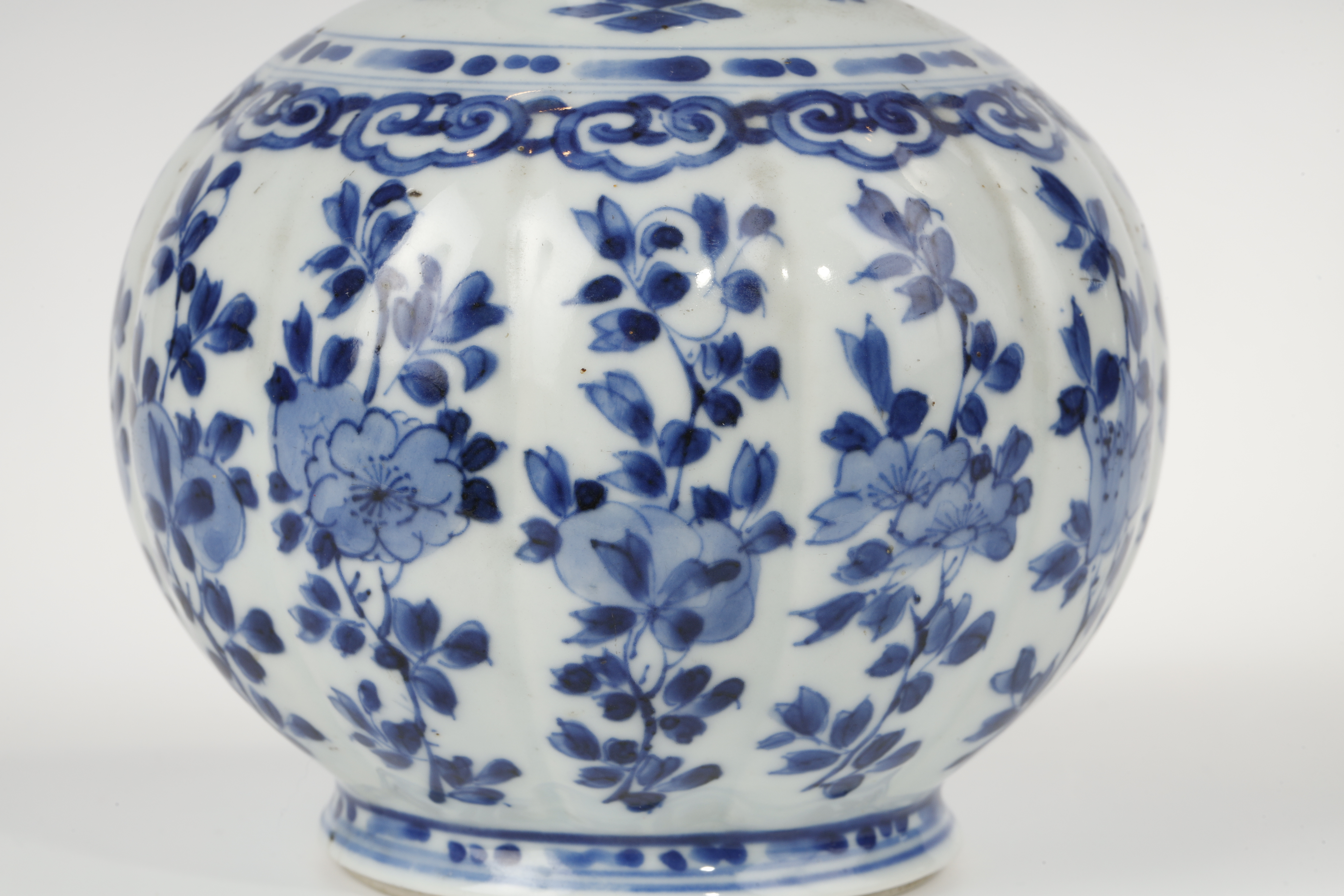 Blue White : Rare vase blue white porcelain HUQQA' VASE FOR THE ISLAMIC MARKET flowers decoration .
Kangxi period 1662/1722