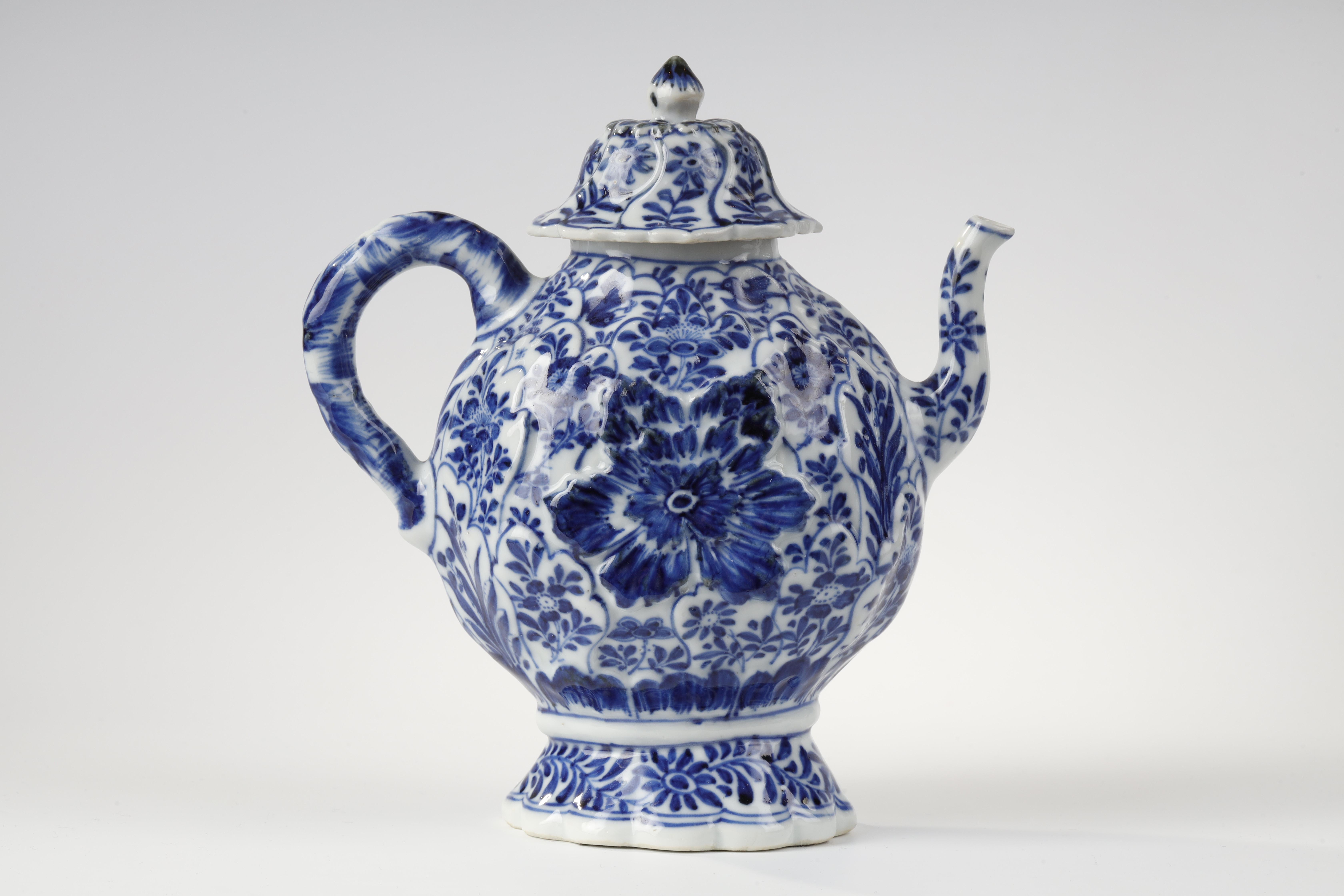 Blue White : Rare blue white porcelain molded with flowers foliage and birds  . The handle shaped branch
China Kangxi Period 1662/1722