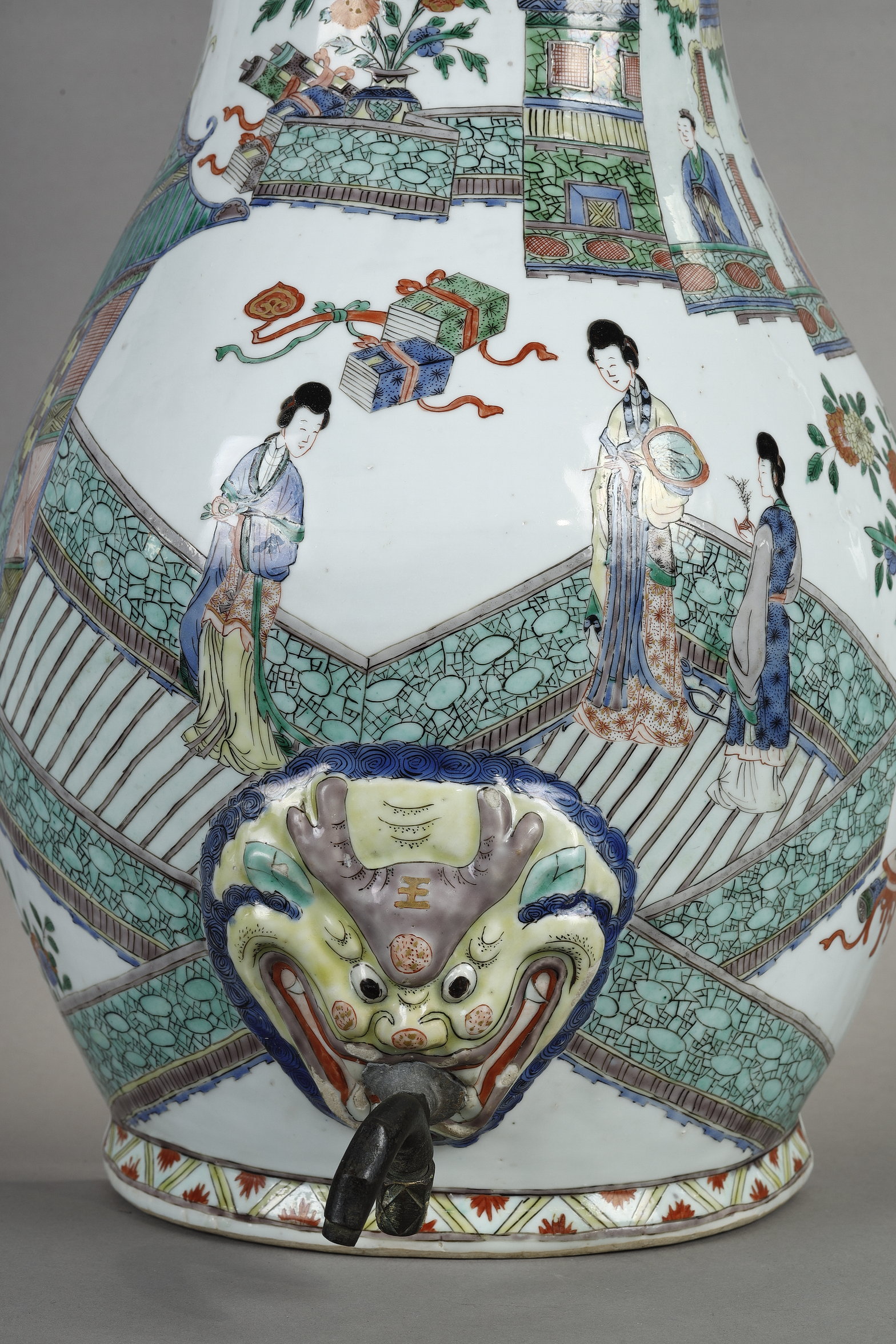 Polychrome : Grande fontaine en porcelaine de la Famille Verte avec un décor de personnages dans un paysage  Chine epoque Kangxi 1662/1722

H .  55cm