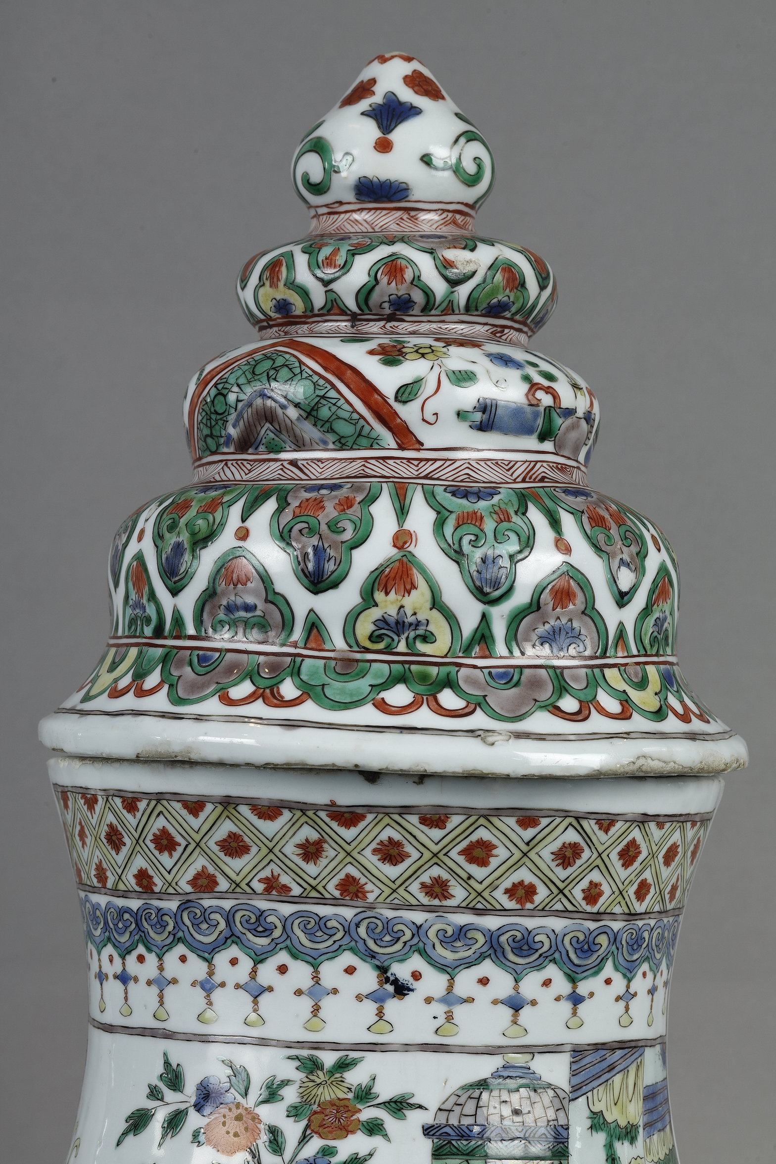 Polychrome : Grande fontaine en porcelaine de la Famille Verte avec un décor de personnages dans un paysage  Chine epoque Kangxi 1662/1722

H .  55cm