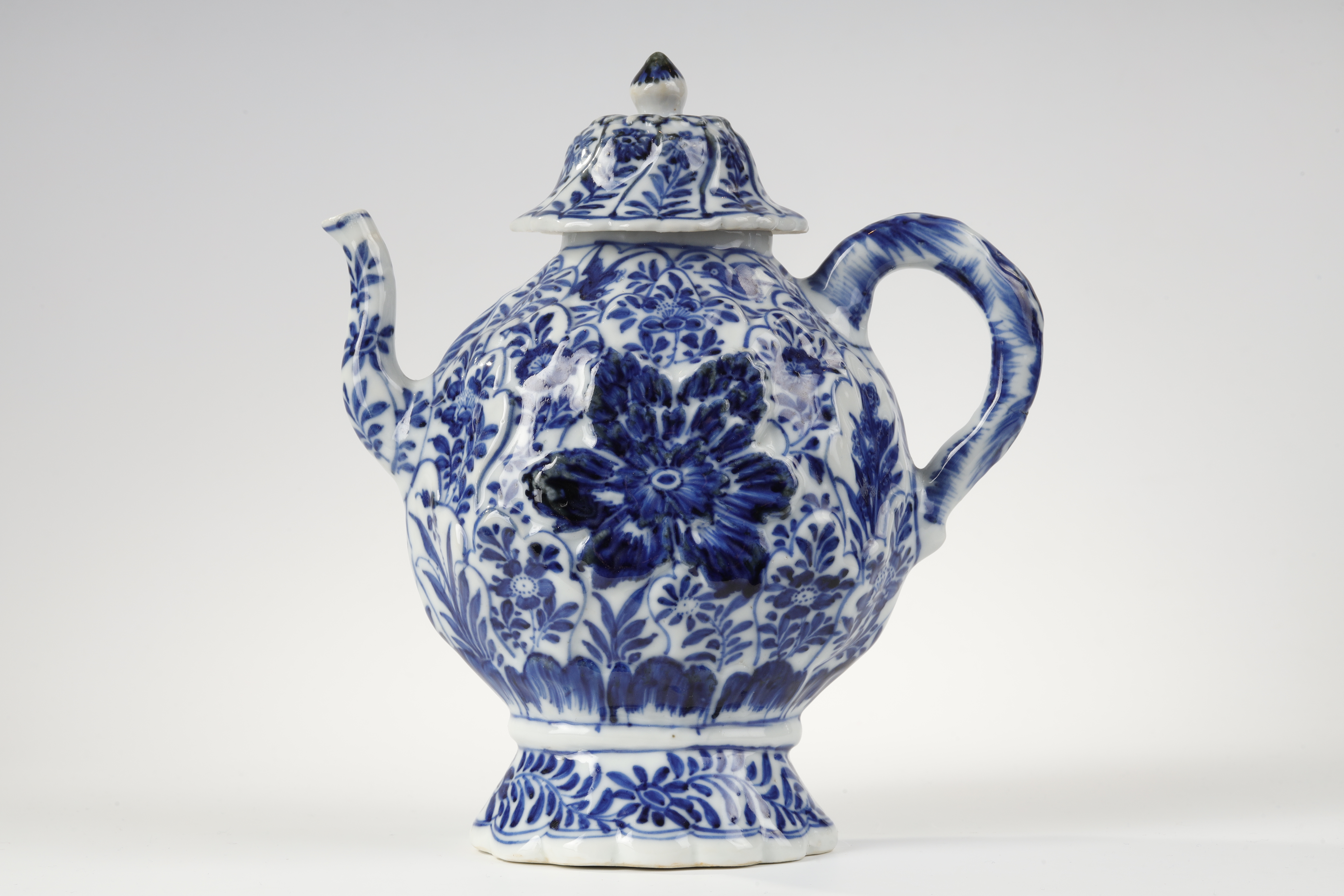 Blue White : Rare blue white porcelain molded with flowers foliage and birds  . The handle shaped branch
China Kangxi Period 1662/1722