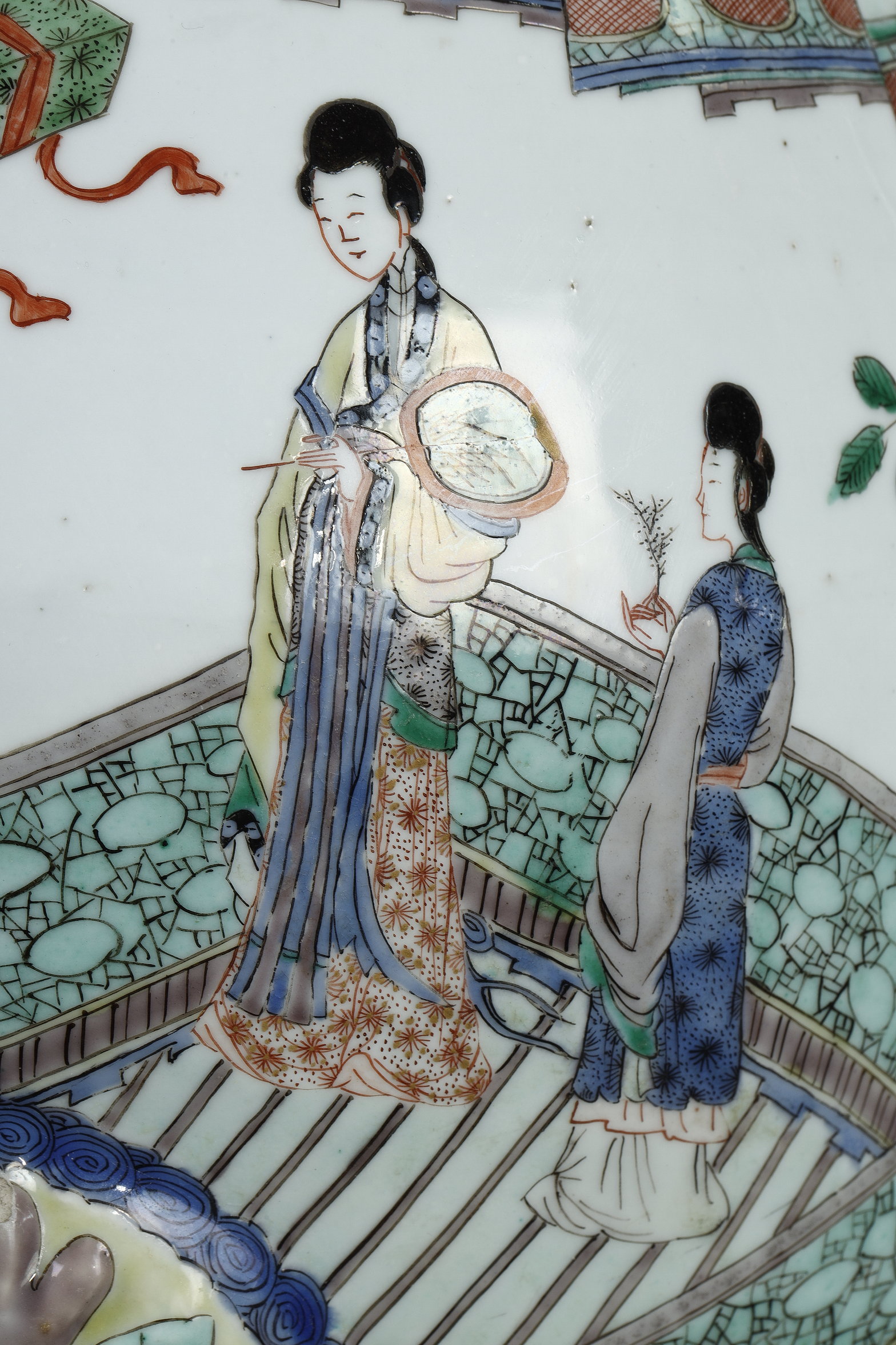 Polychrome : Grande fontaine en porcelaine de la Famille Verte avec un décor de personnages dans un paysage  Chine epoque Kangxi 1662/1722

H .  55cm