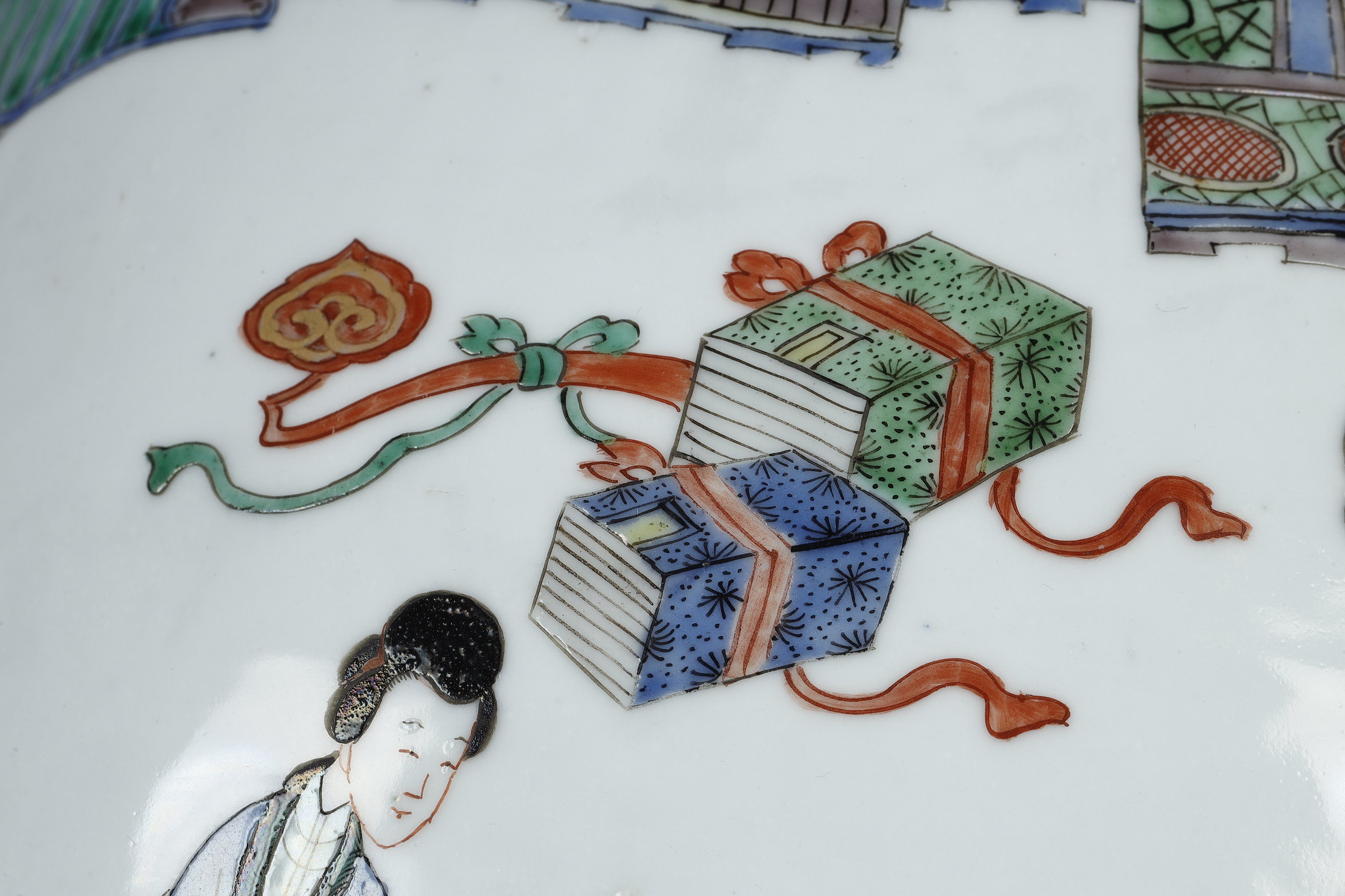 Polychrome : Grande fontaine en porcelaine de la Famille Verte avec un décor de personnages dans un paysage  Chine epoque Kangxi 1662/1722

H .  55cm