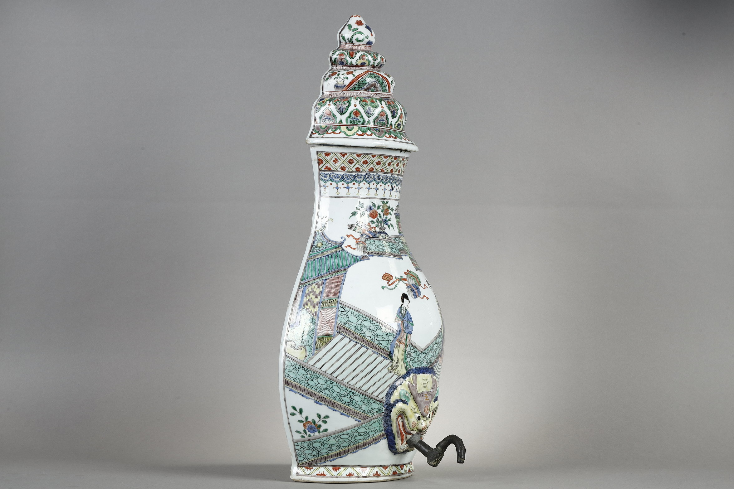 Polychrome : Grande fontaine en porcelaine de la Famille Verte avec un décor de personnages dans un paysage  Chine epoque Kangxi 1662/1722

H .  55cm