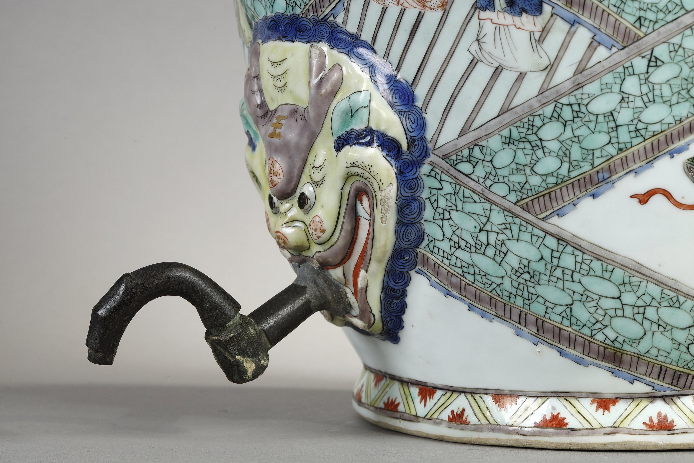 Polychrome : Grande fontaine en porcelaine de la Famille Verte avec un décor de personnages dans un paysage  Chine epoque Kangxi 1662/1722

H .  55cm