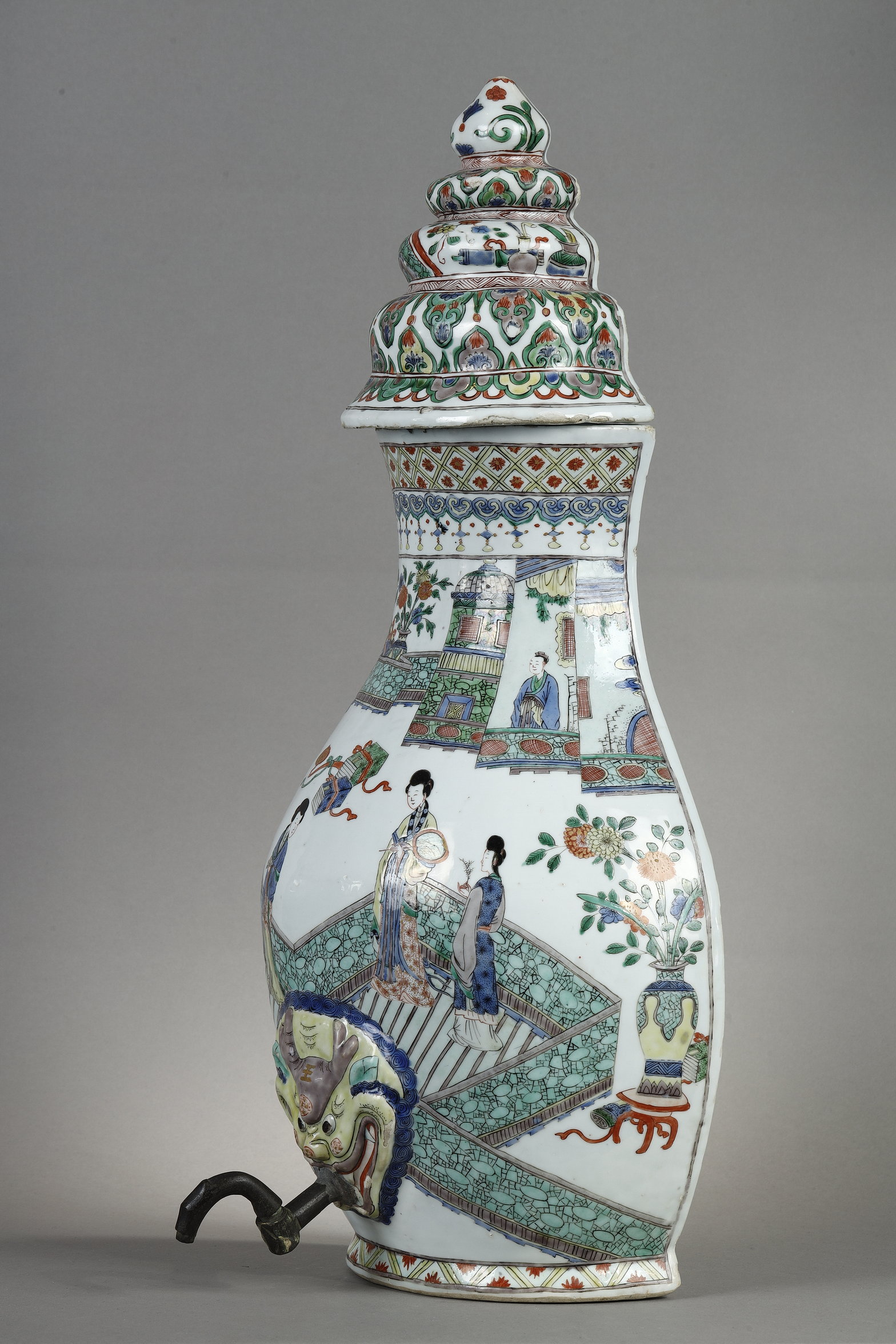 Polychrome : Grande fontaine en porcelaine de la Famille Verte avec un décor de personnages dans un paysage  Chine epoque Kangxi 1662/1722

H .  55cm