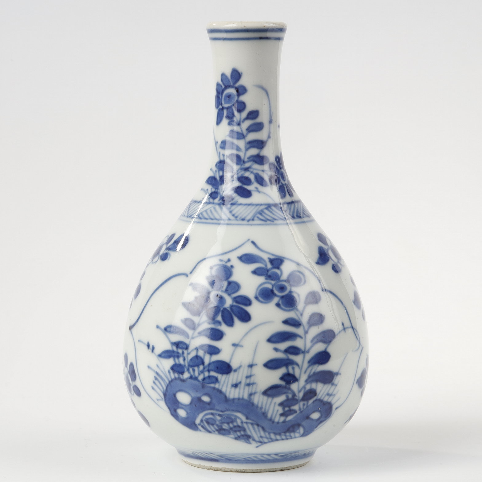 Blue White : Small vase pearshape  blue and white porcelain  decorated with flowers
Kangxi period 1662/1722