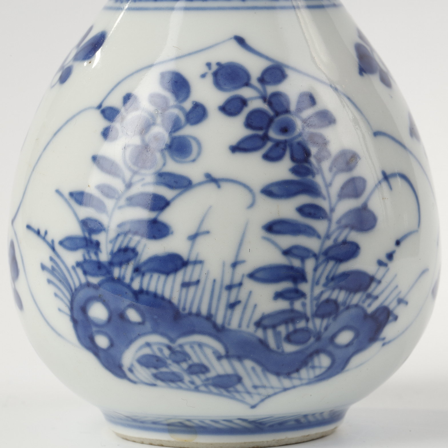 Blue White : Small vase pearshape  blue and white porcelain  decorated with flowers
Kangxi period 1662/1722
