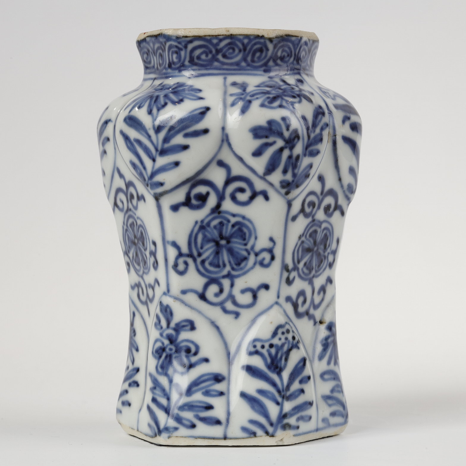 Blue White : Small vase hexagonal Blue and White porcelain decorated with flowers - Kangxi period
1662/1722