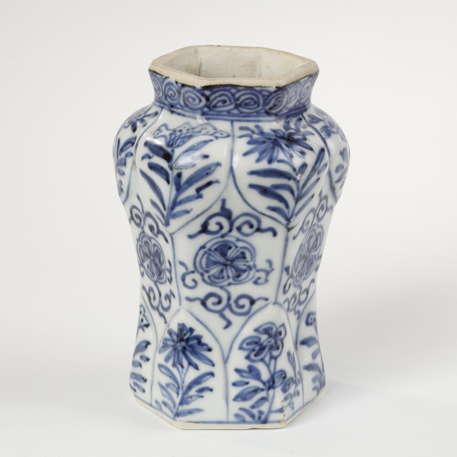 Blue White : Small vase hexagonal Blue and White porcelain decorated with flowers - Kangxi period
1662/1722
