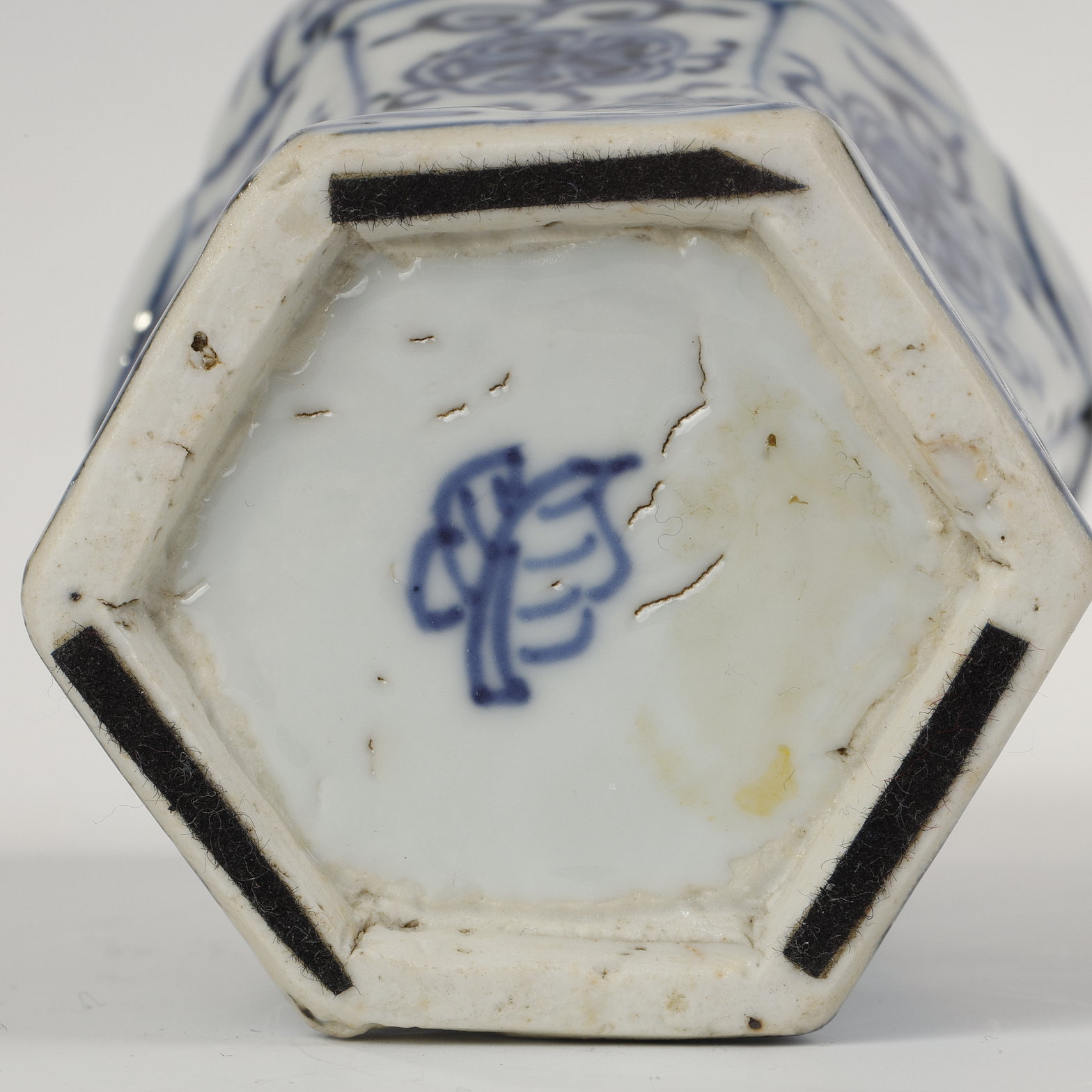Blue White : Small vase hexagonal Blue and White porcelain decorated with flowers - Kangxi period
1662/1722