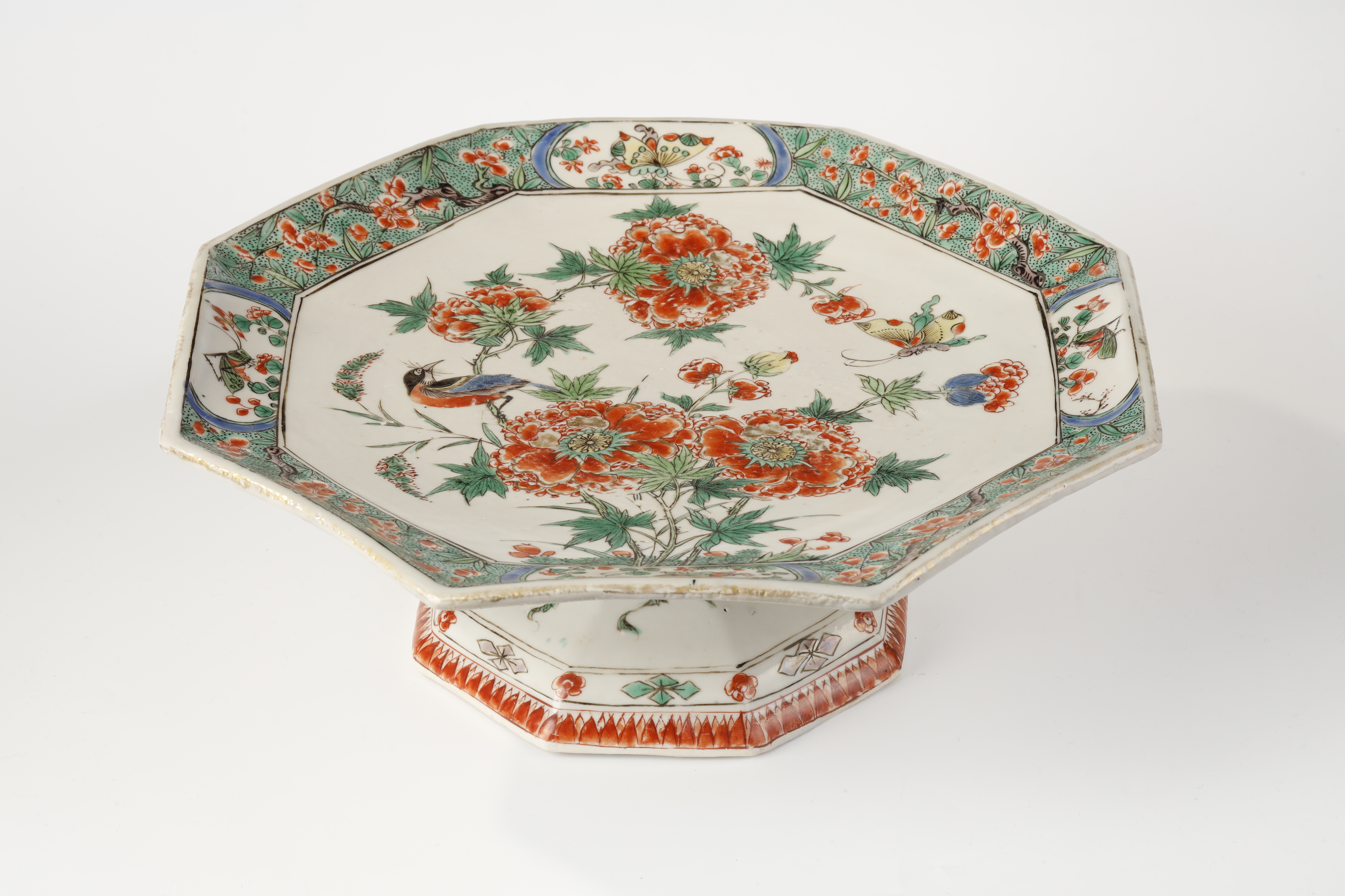 Polychrome : Very rare stemdish porcelain Famille Verte  certainly influenced by a stemdish in faience from Rouen. China Period Kangxi 1662/1722